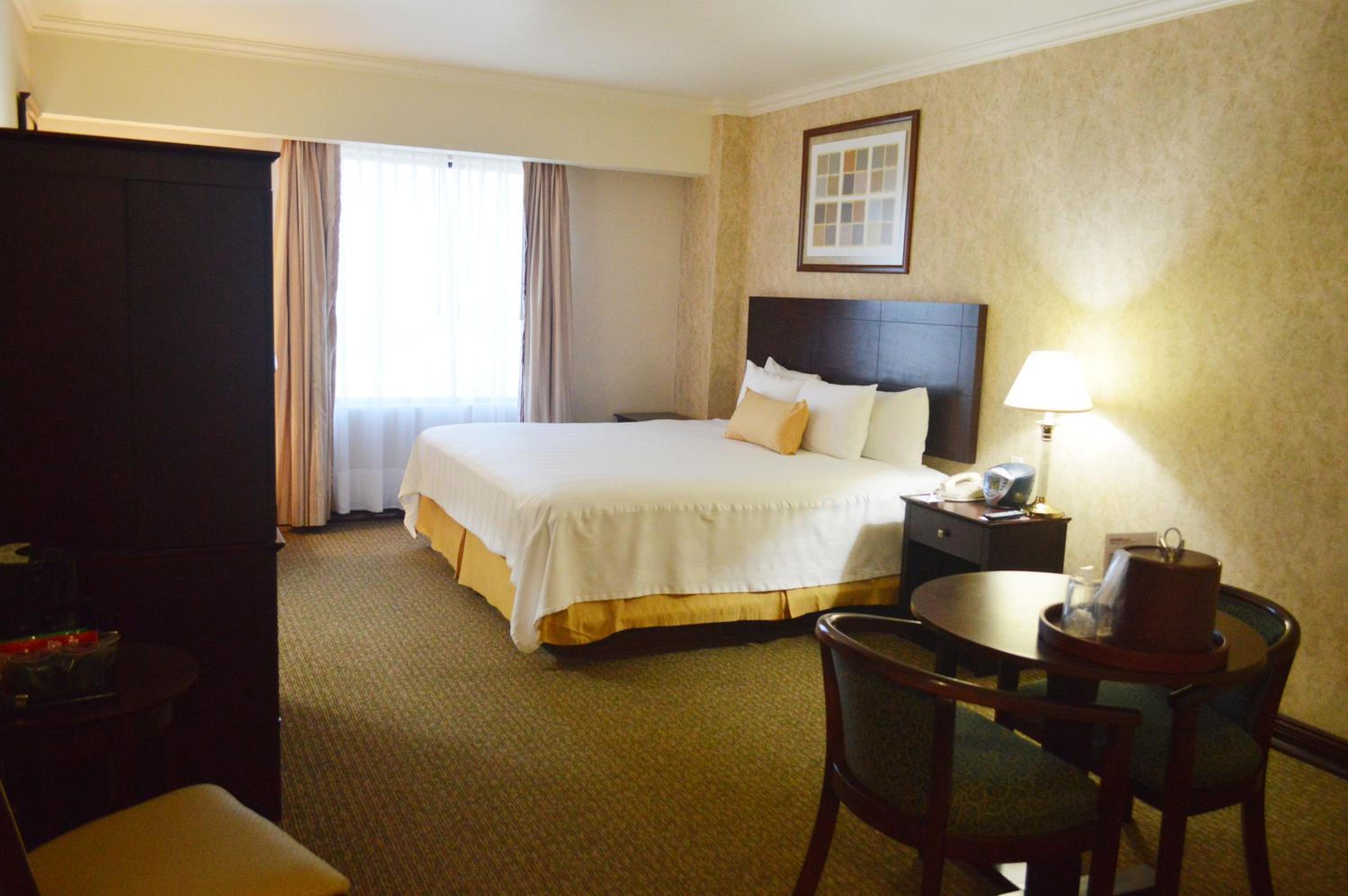 King Room - Non-Smoking - Photo 2