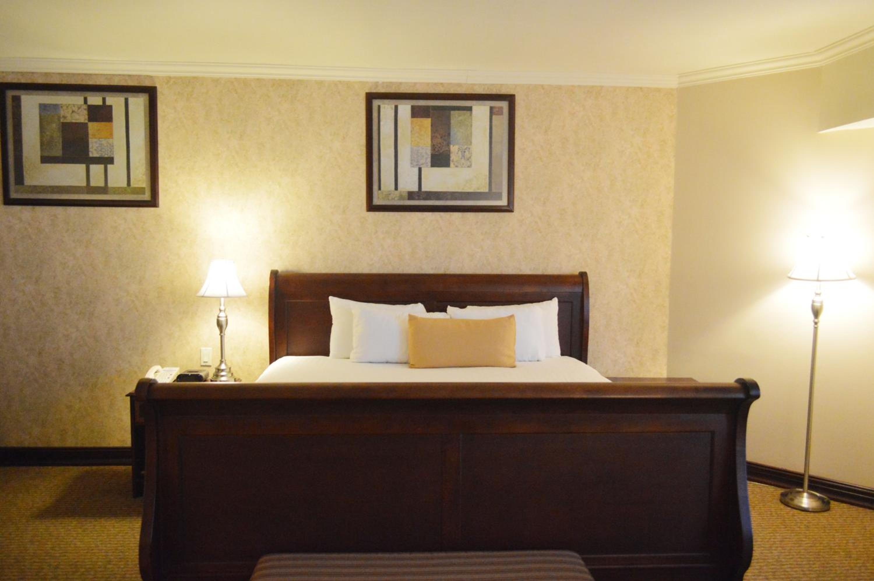 King Suite with Hot Tub - Non-Smoking - Photo 6