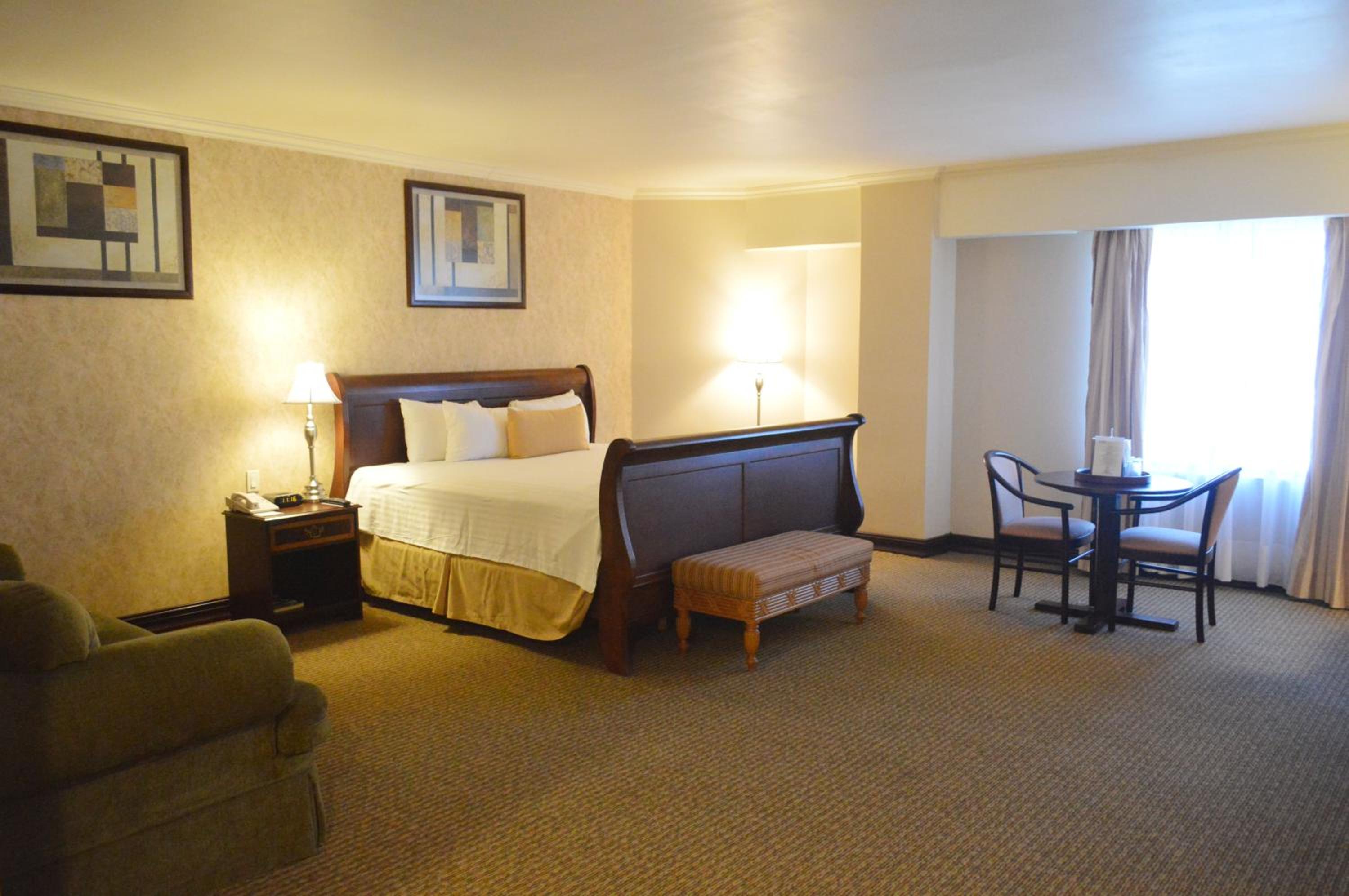 King Suite with Hot Tub - Non-Smoking - Photo 5