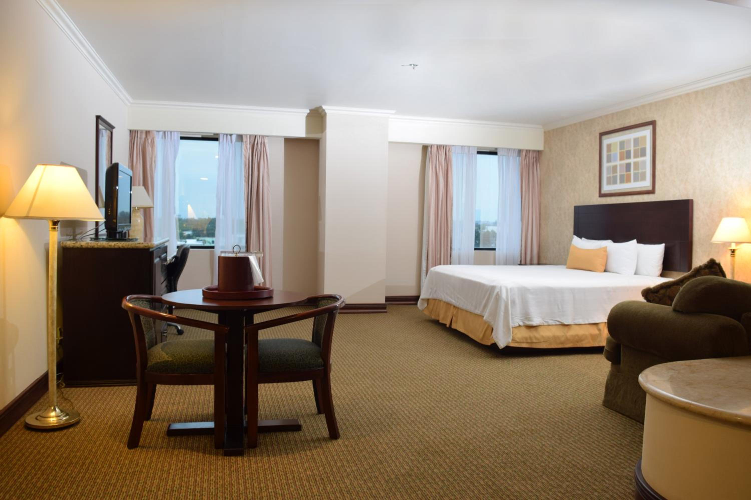 Executive King Suite - Non-Smoking - Photo 2