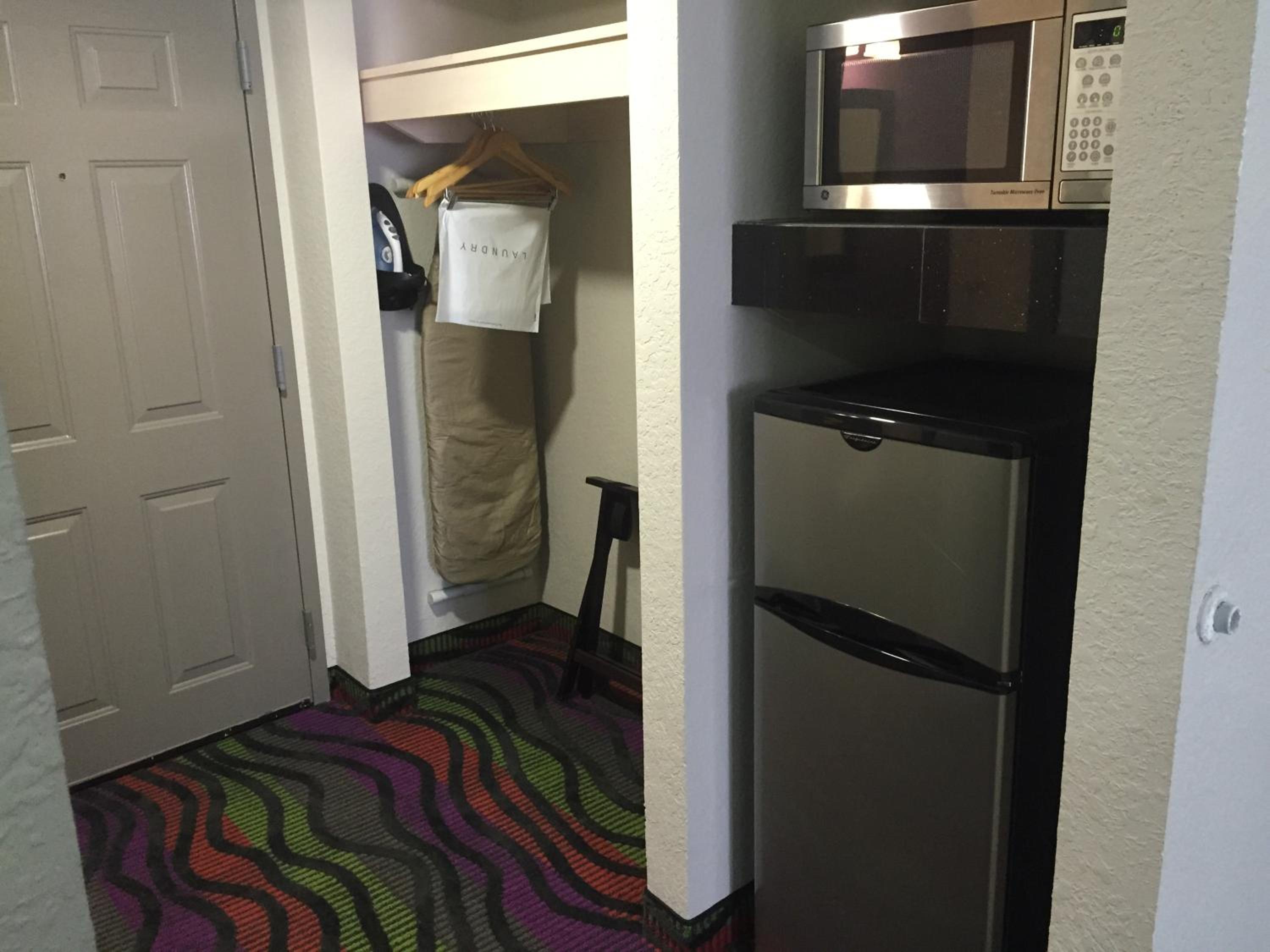 Queen Room with Two Queen Beds - Non-Smoking - Photo 4