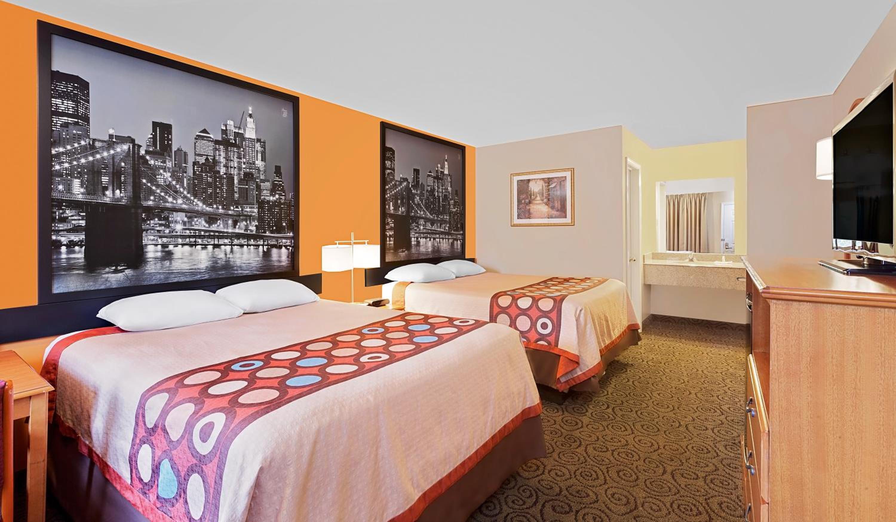 Queen Room with Two Queen Beds - Non-Smoking - Photo 2