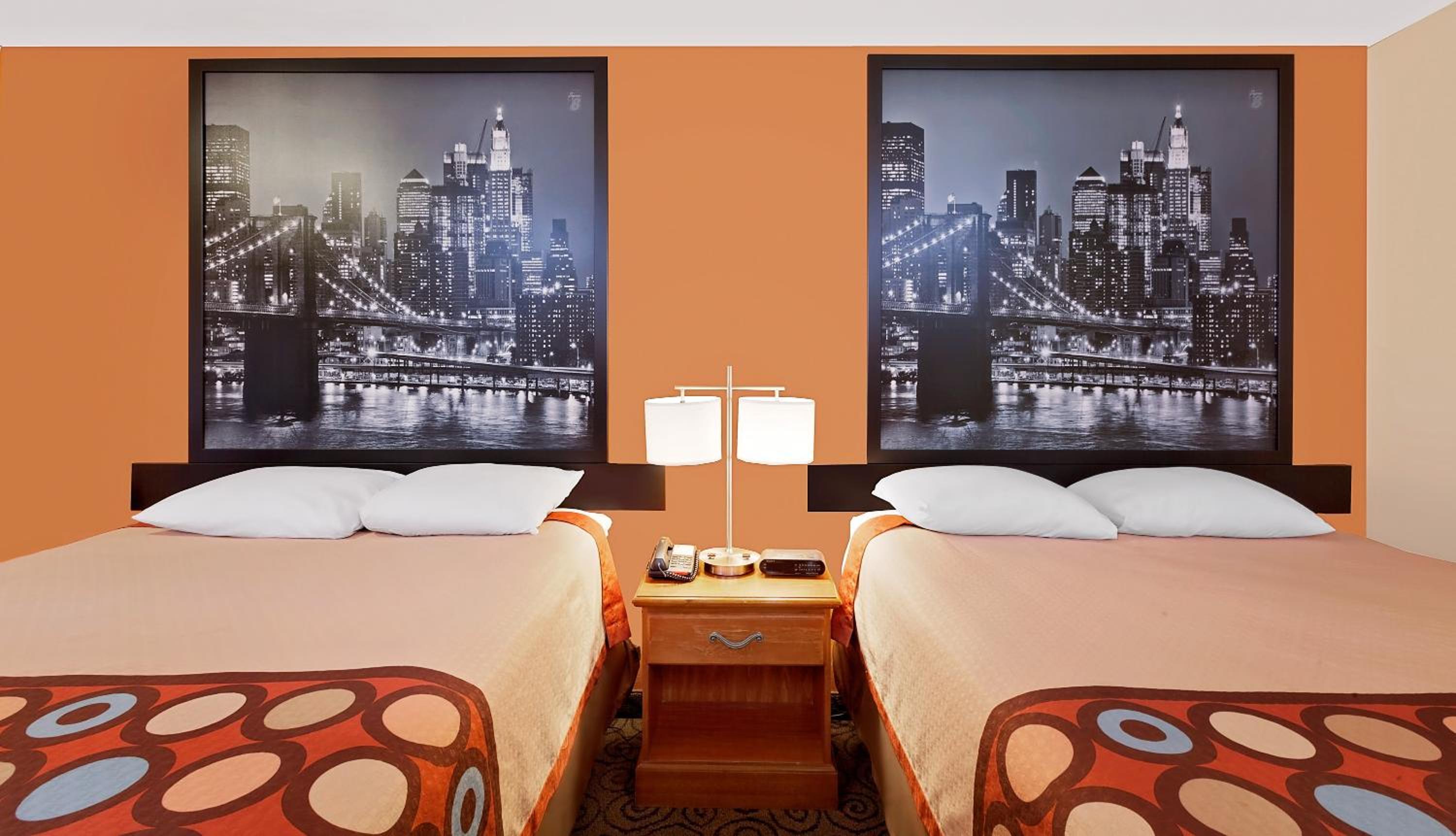 Queen Room with Two Queen Beds - Non-Smoking - Photo 3