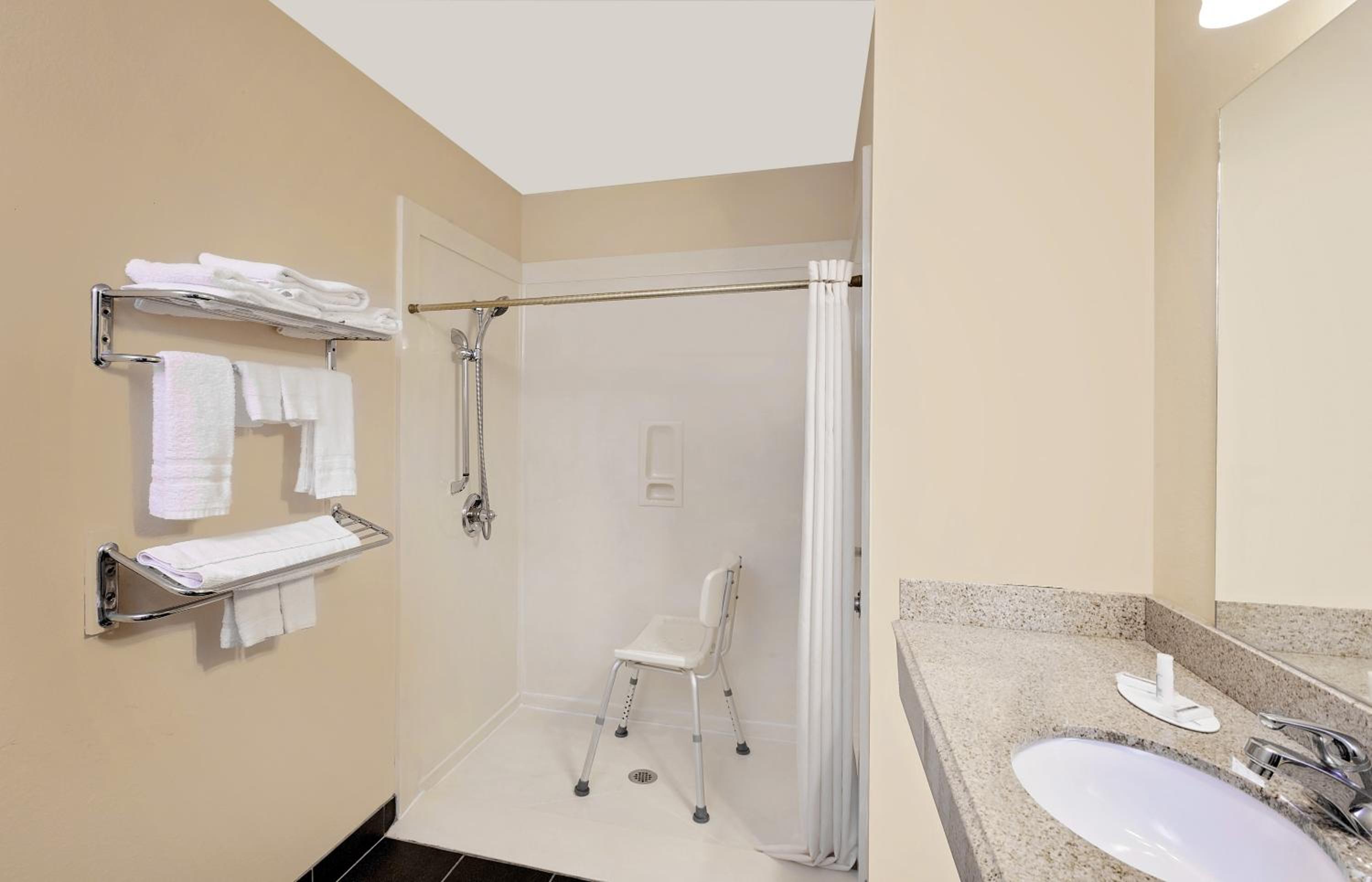 King Room - Mobility Access/Non-Smoking - Photo 3