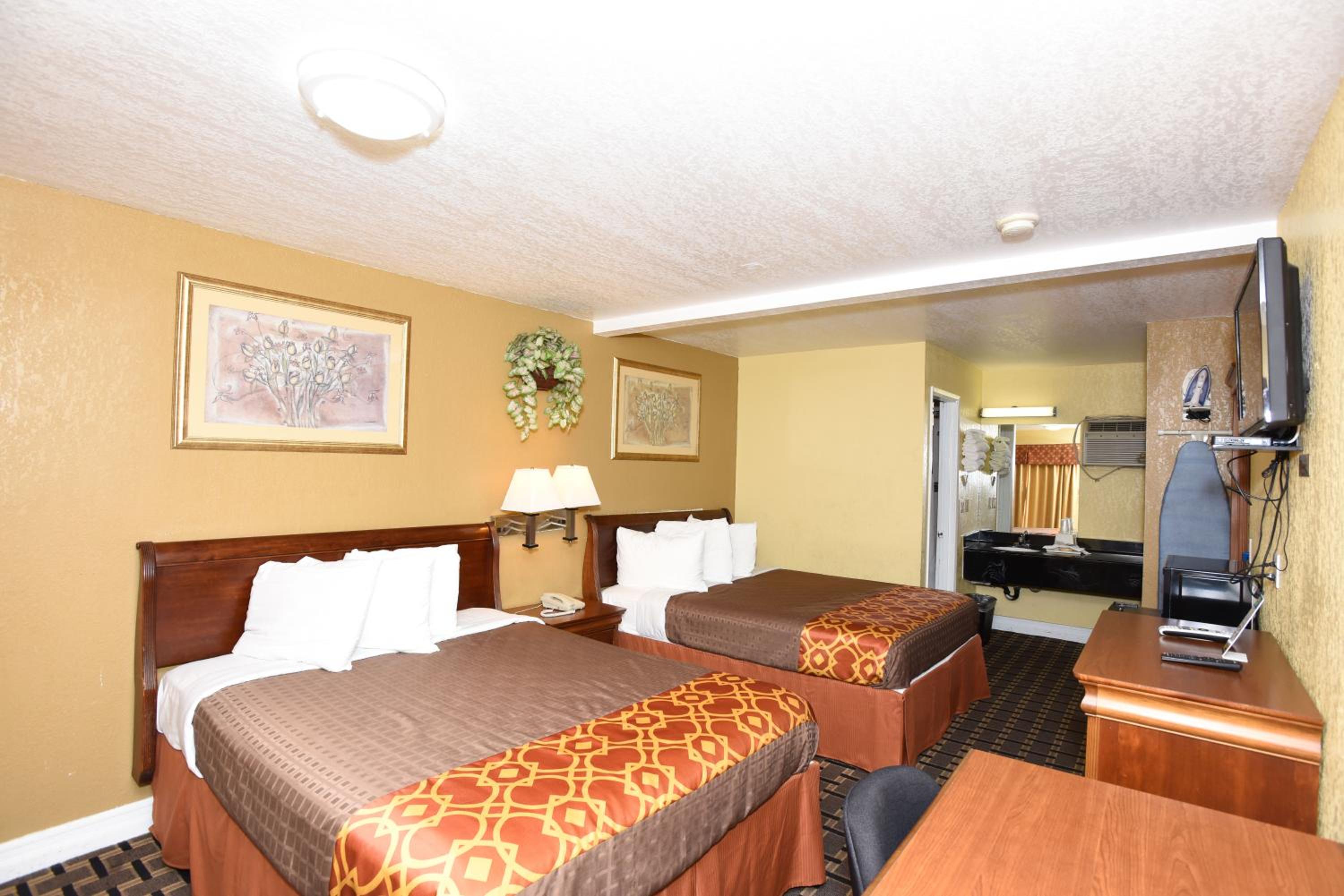 Queen Room with Two Queen Beds - Photo 4