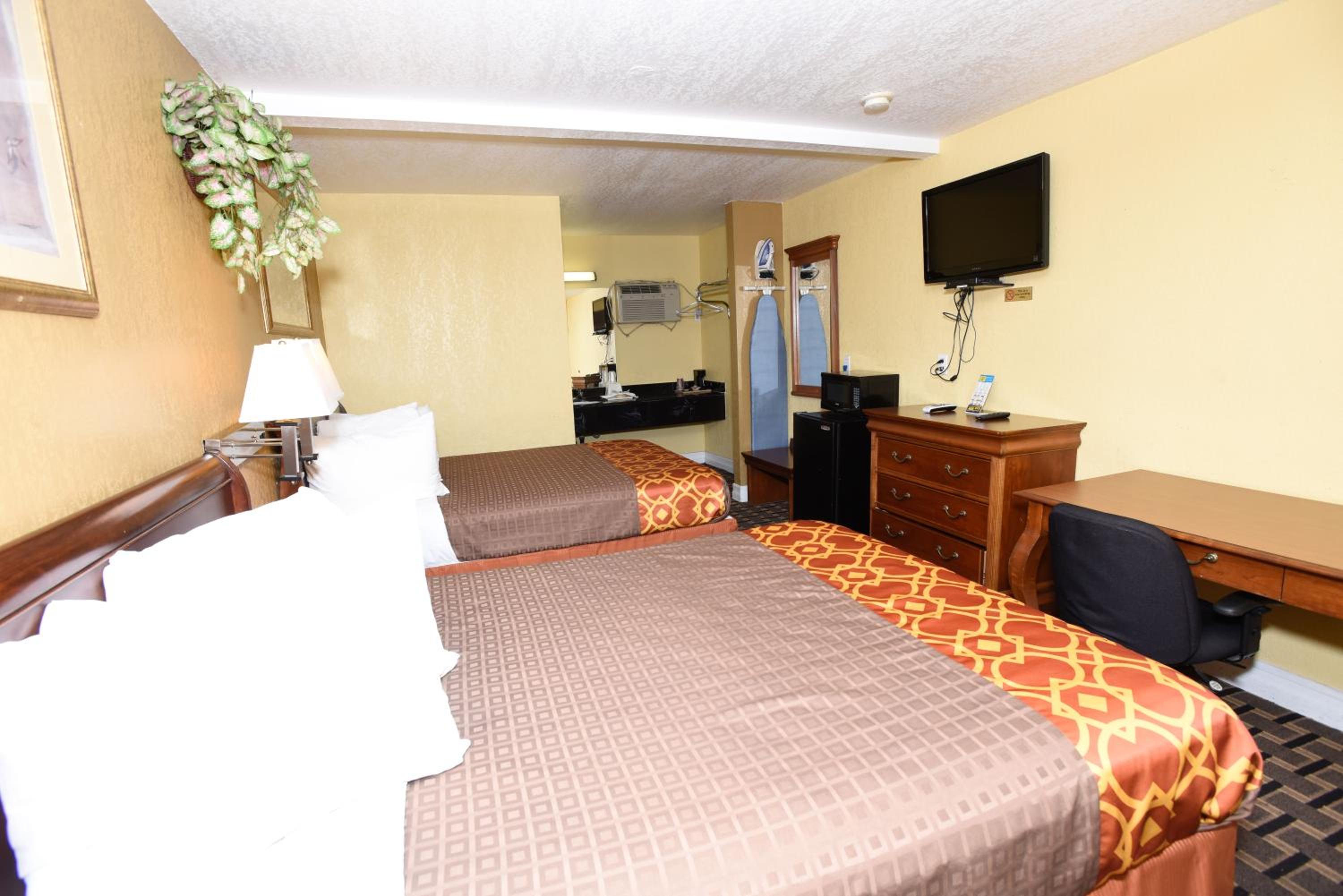 Queen Room with Two Queen Beds - Photo 5