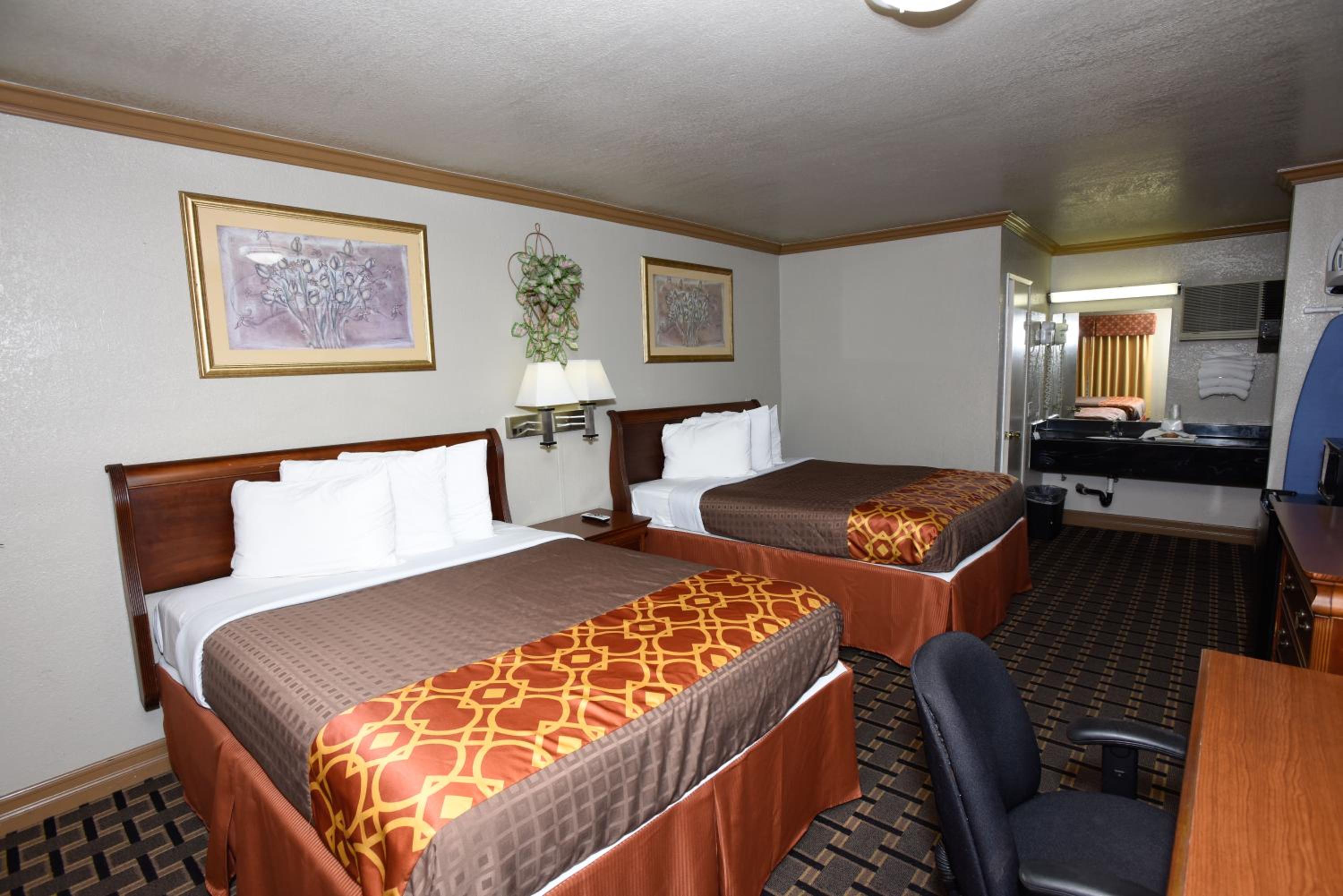 Queen Room with Two Queen Beds - Photo 3