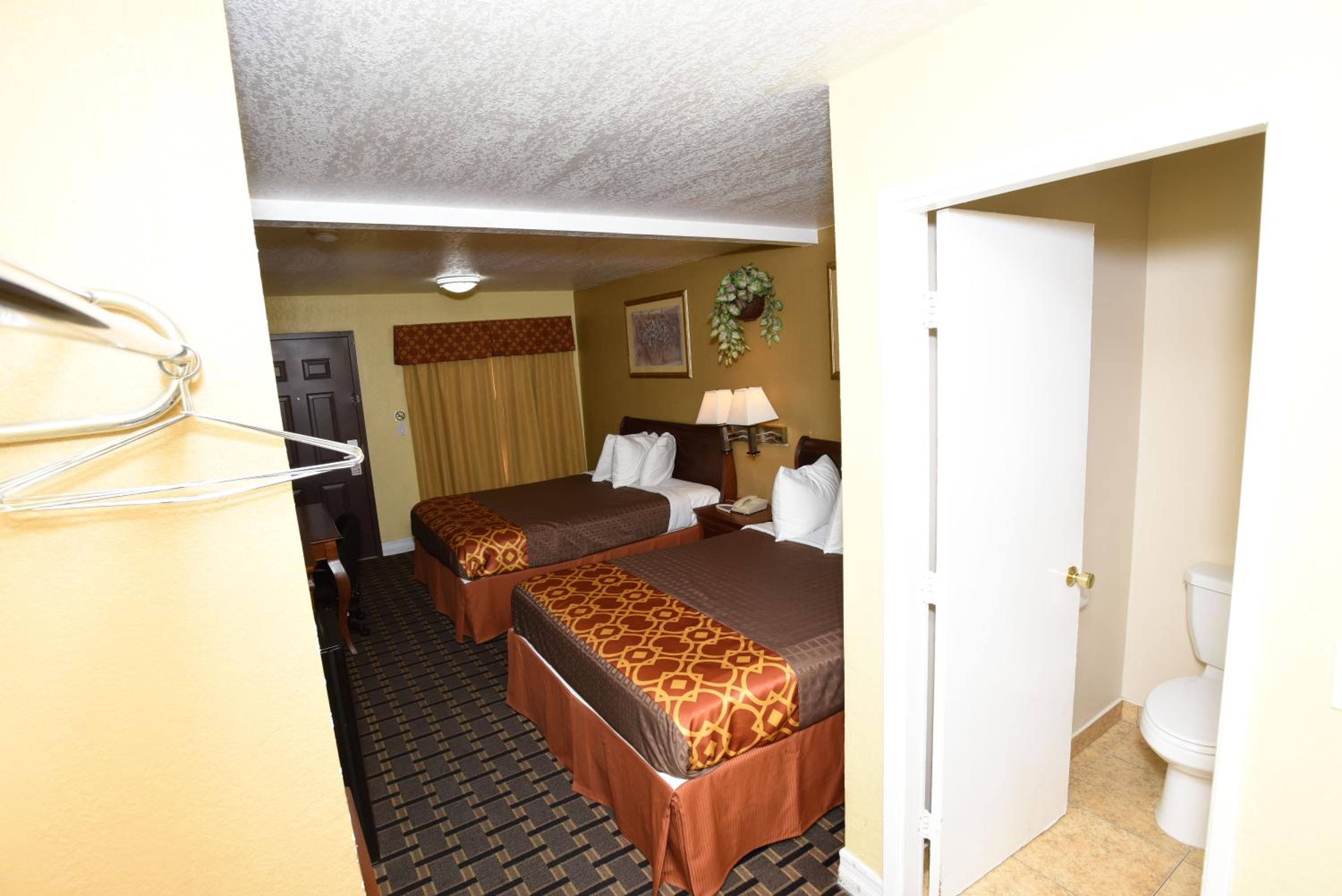 Queen Room with Two Queen Beds - Photo 2