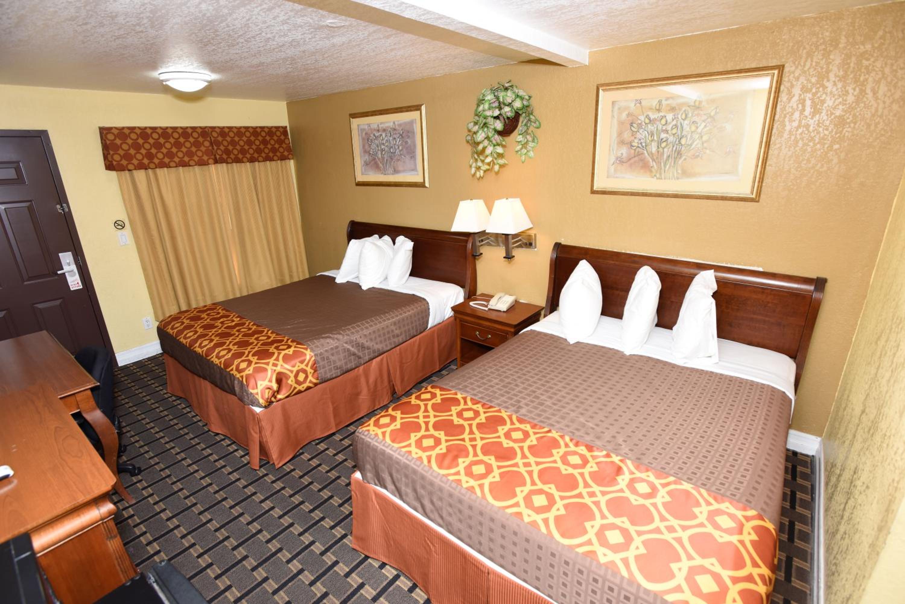 Queen Room with Two Queen Beds - Photo 7