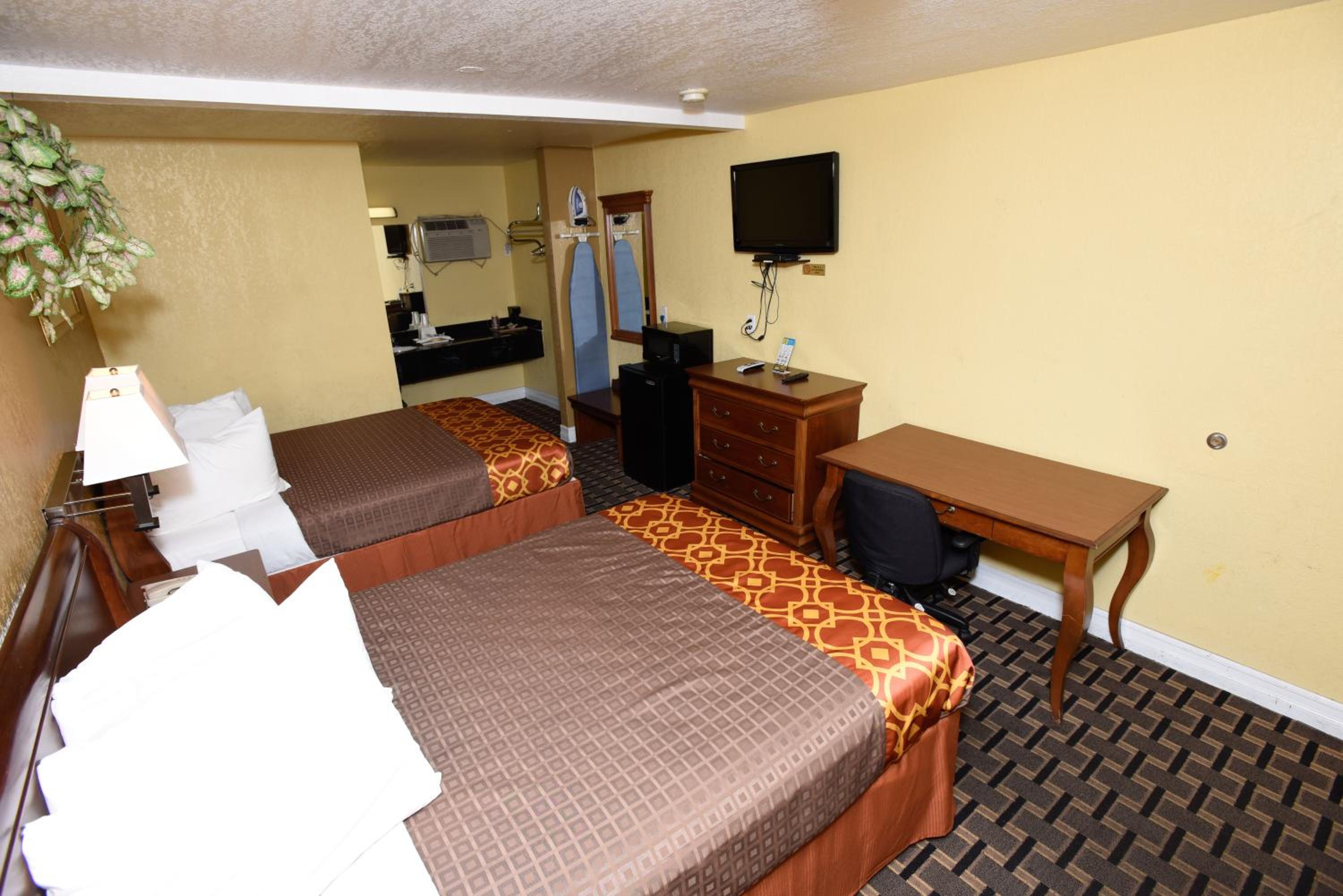 Queen Room with Two Queen Beds - Photo 8