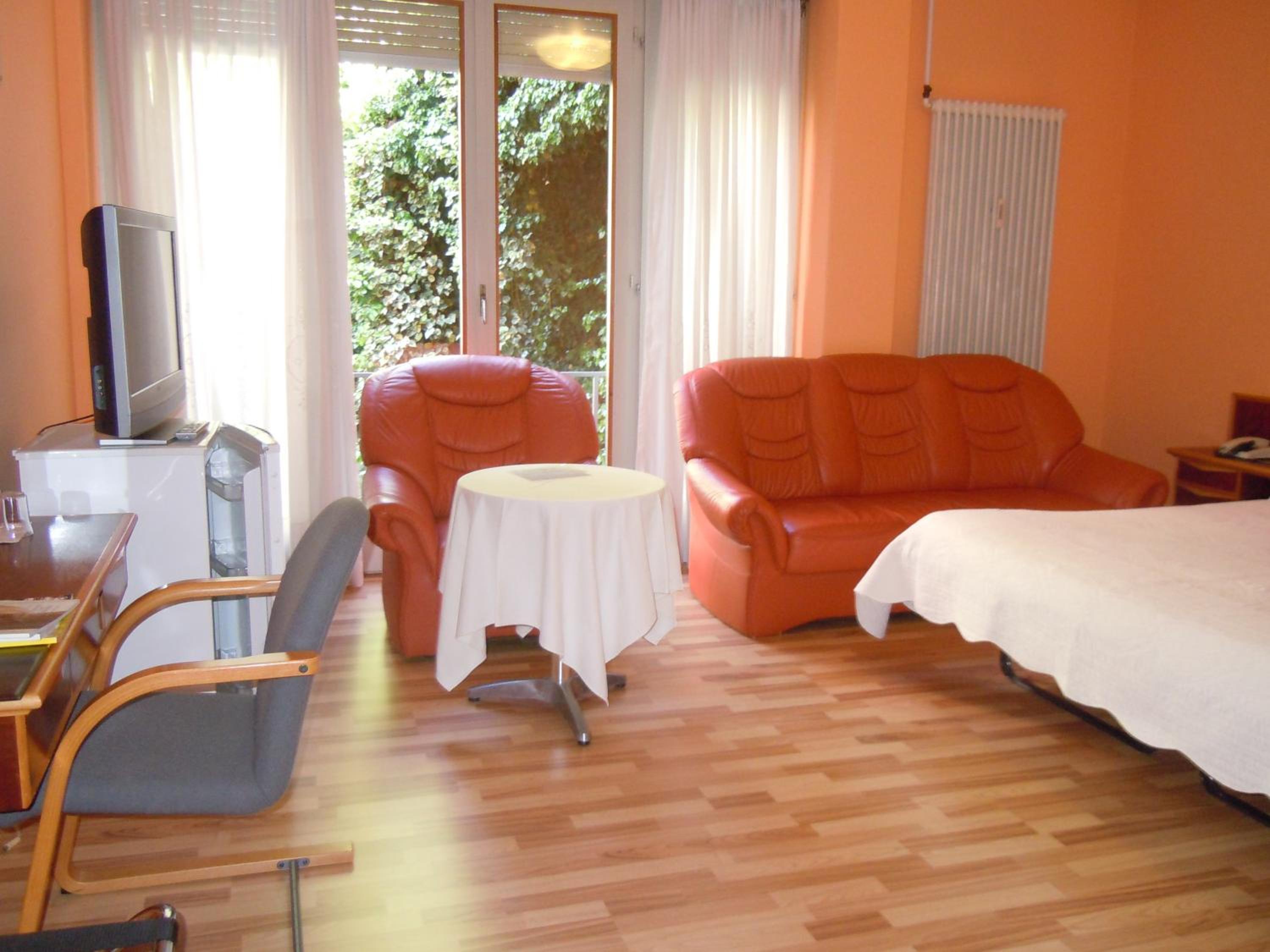 Backyard Economy Triple Room - Photo 1