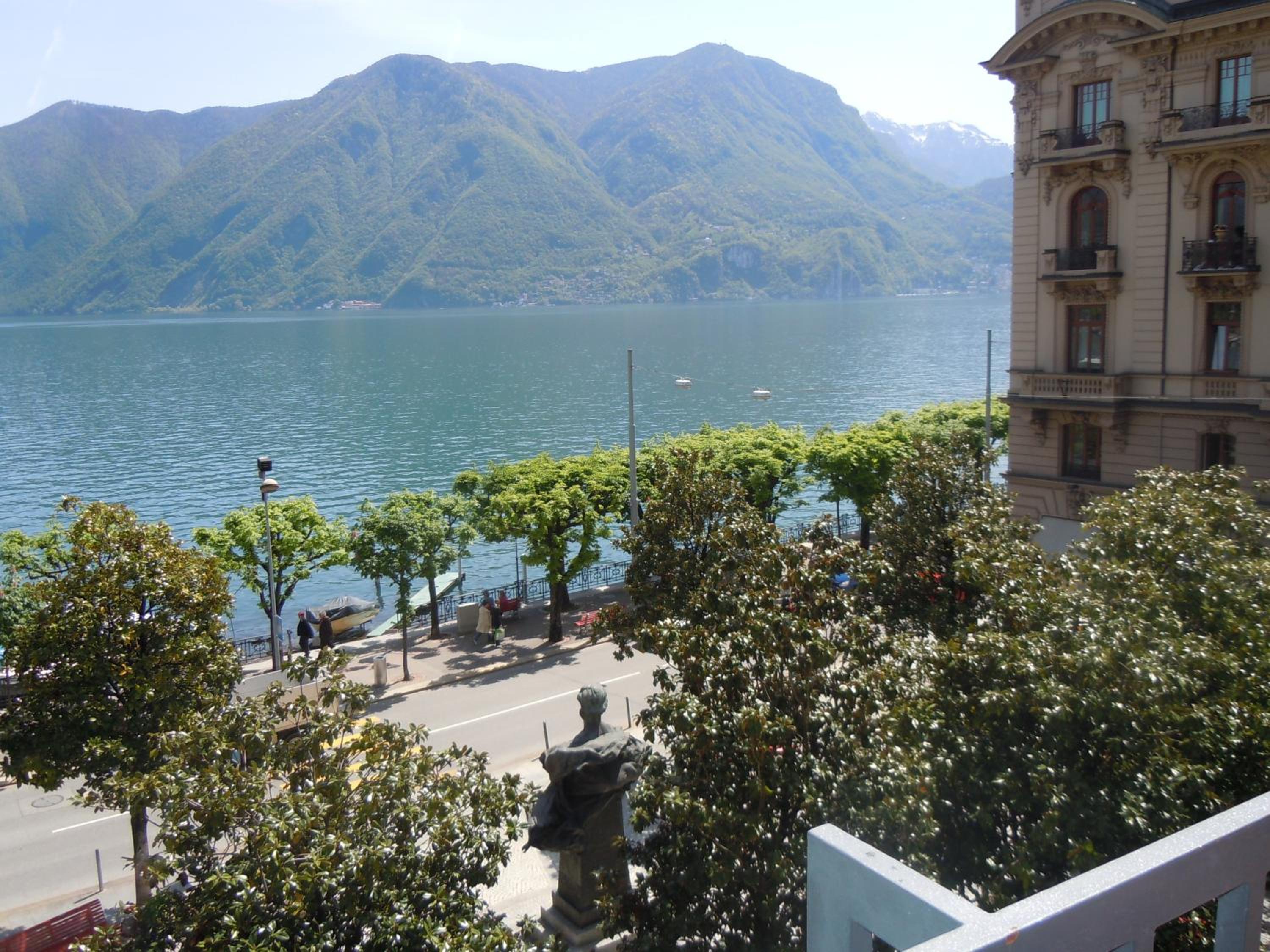 Standard Twin Room with Lake View - Photo 4