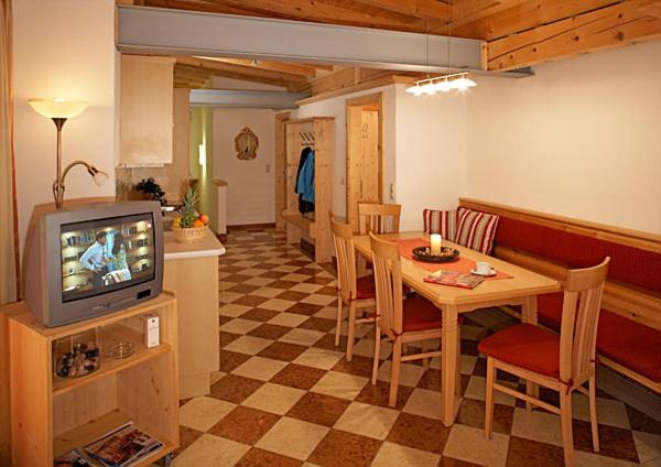 Three-Bedroom Apartment with Balcony photo 3