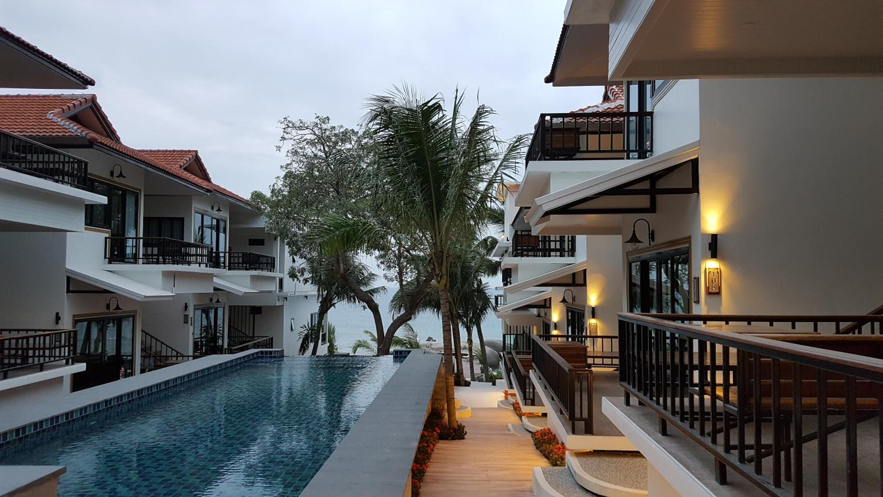 Superior Double or Twin Room with Pool View - Photo 9