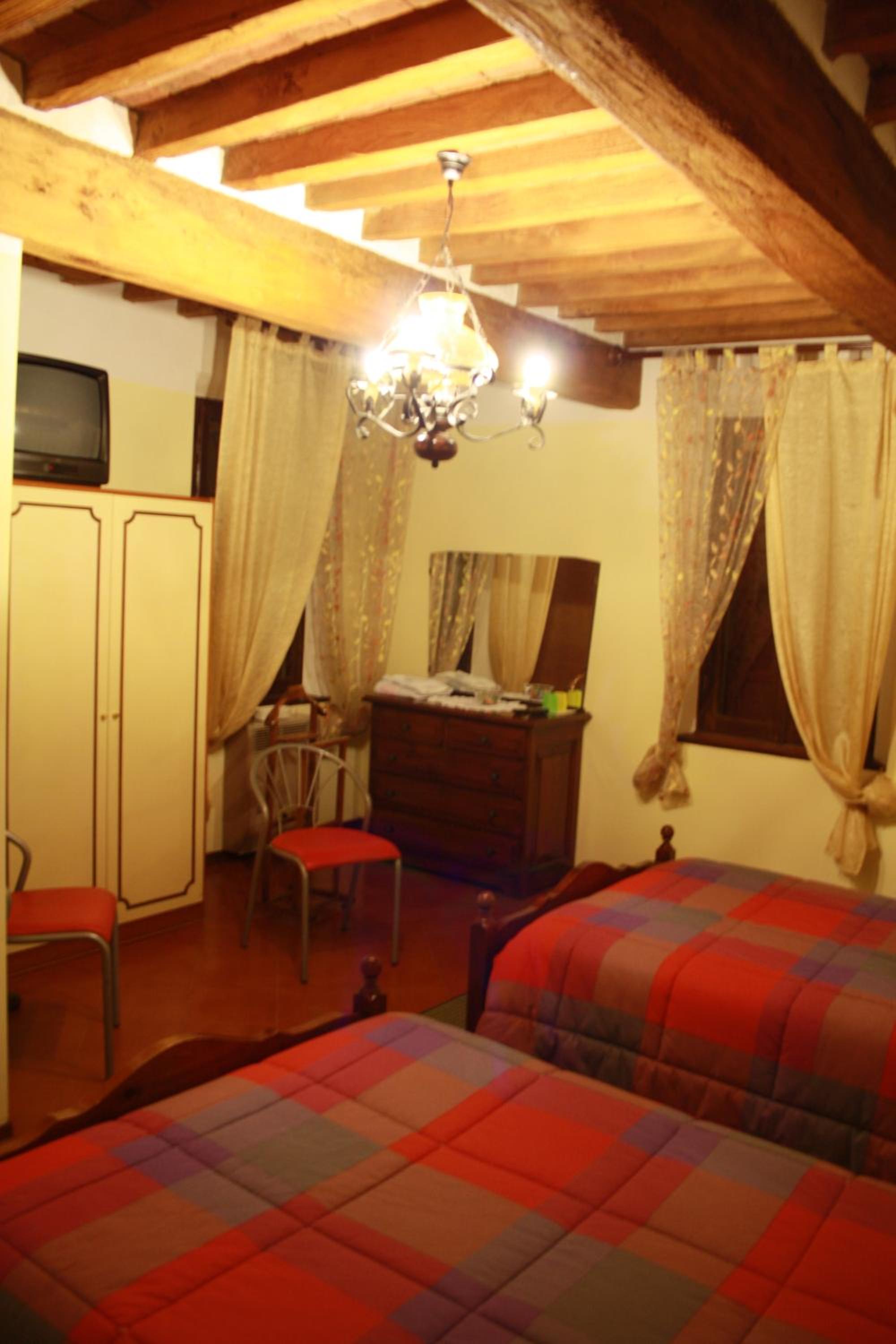Twin Room with Bathroom - Photo 2