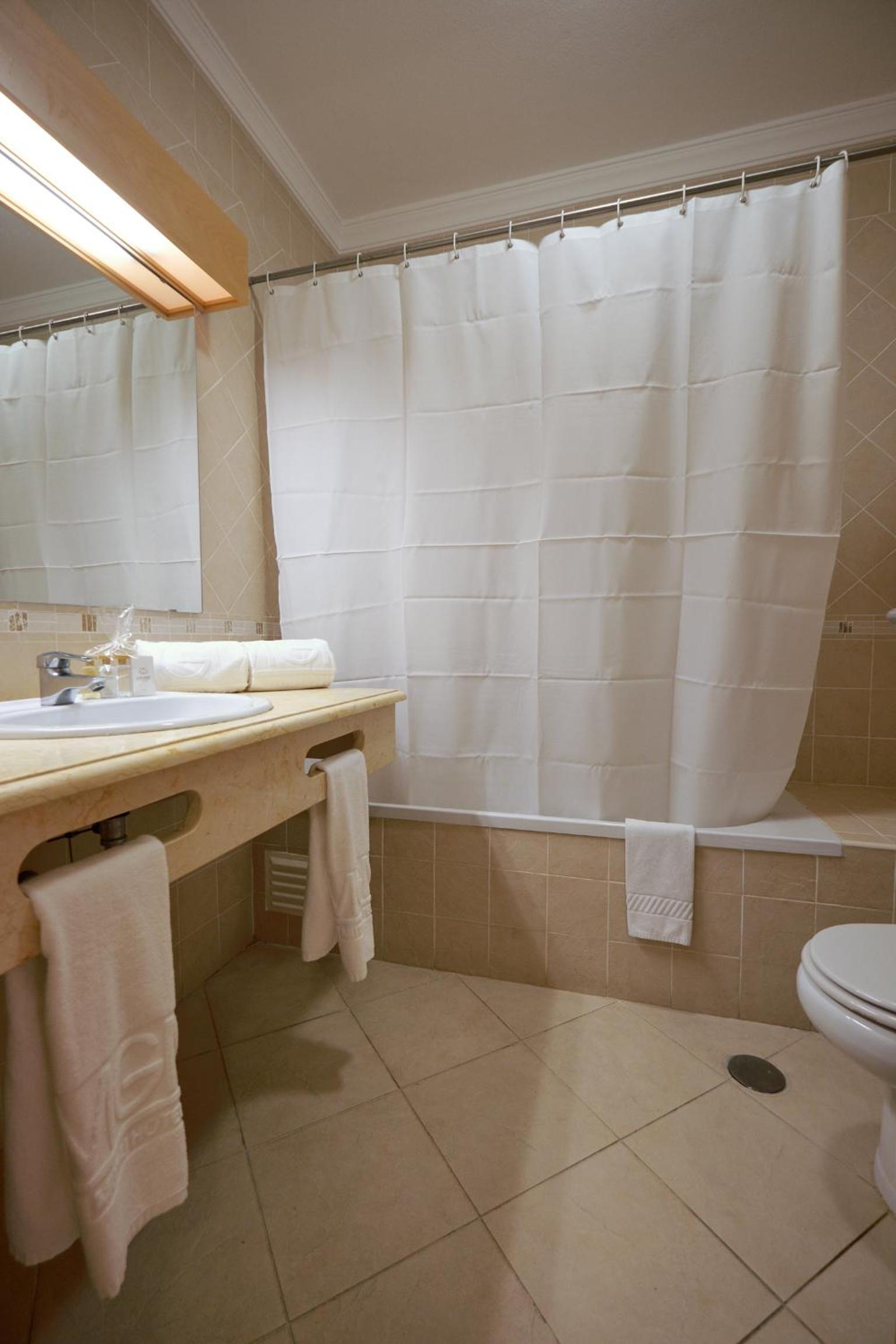 Deluxe One Bedroom Apartment – 4 Adults photo 2