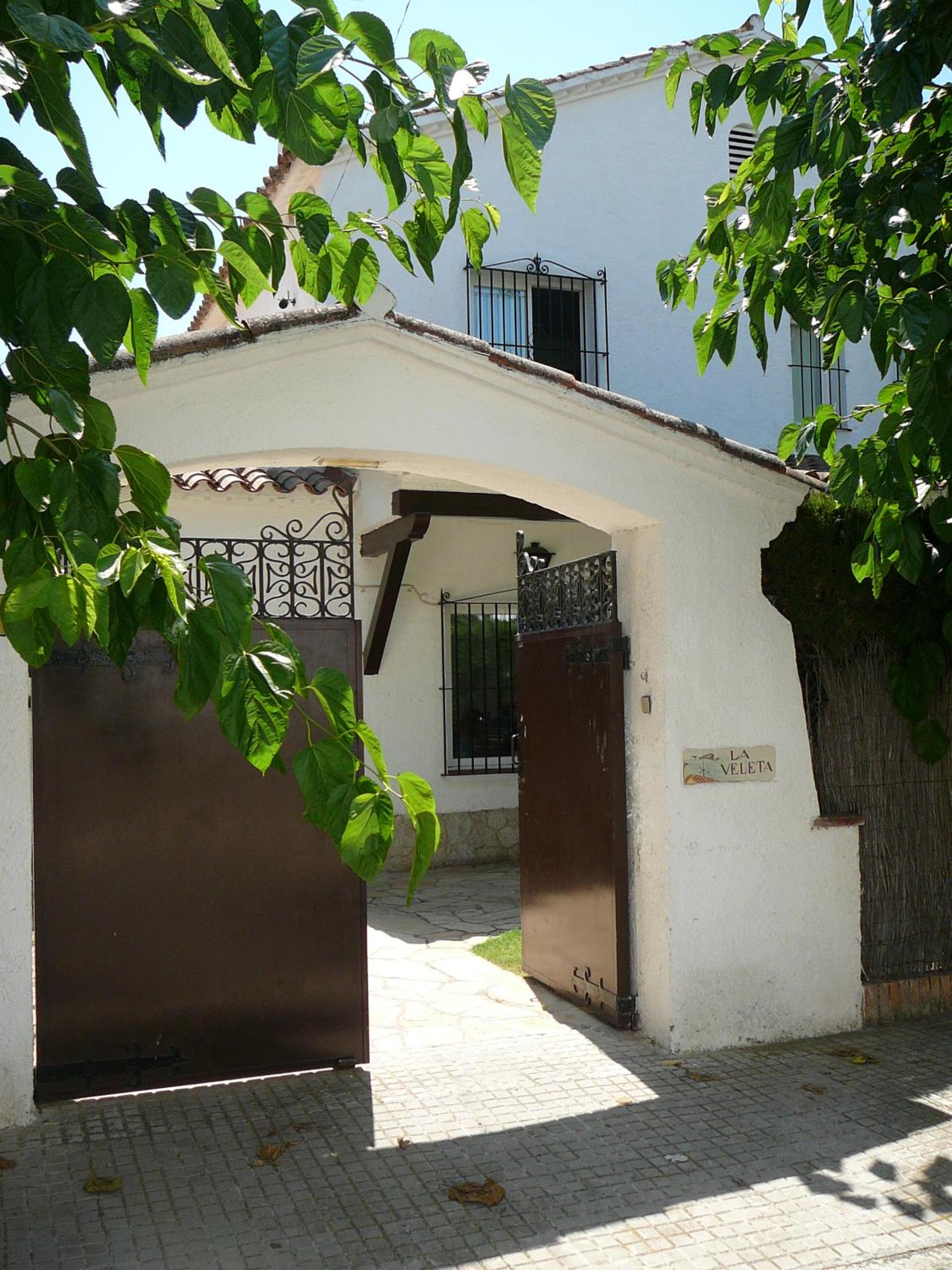 Five-Bedroom House photo 2