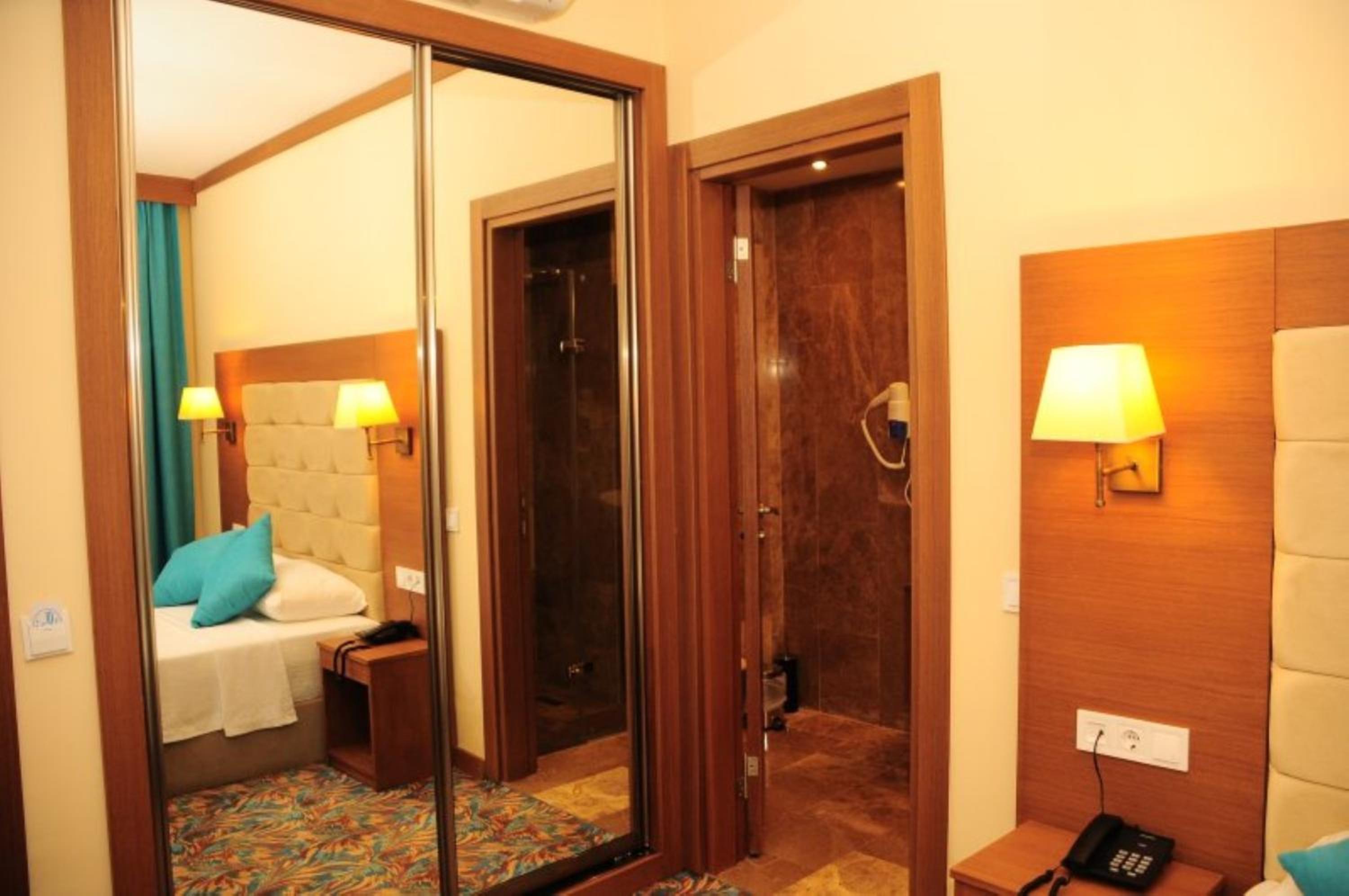 Deluxe Double or Twin Room with Pool Access photo 3