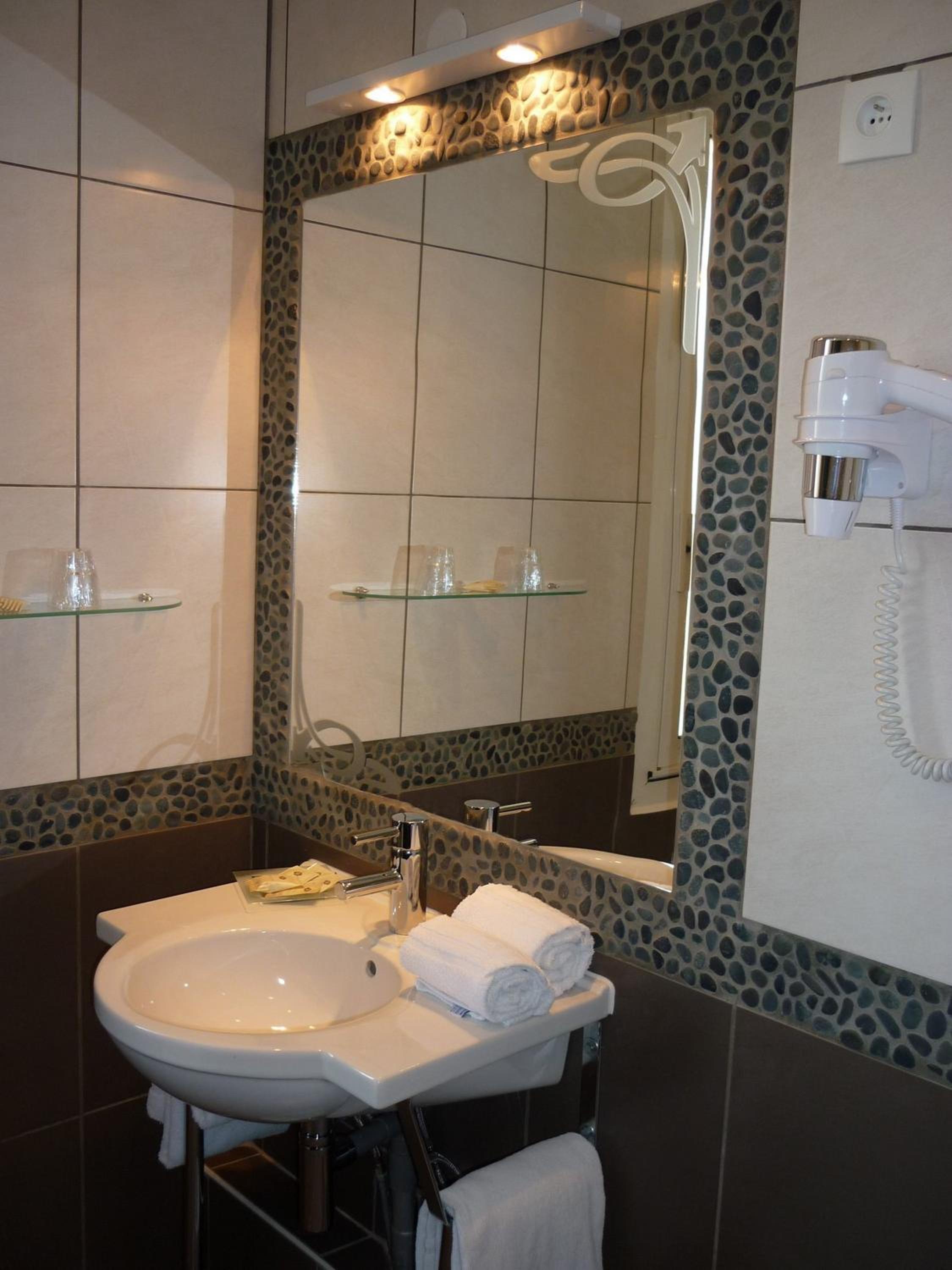 Standard Twin Room - Photo 2