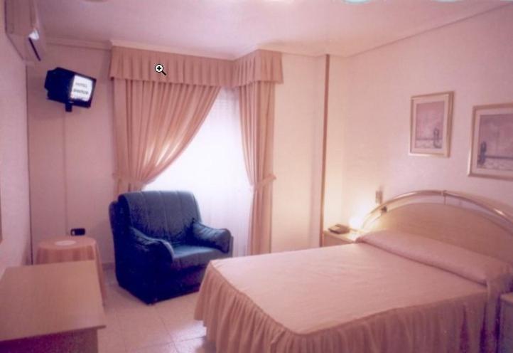 Double or Twin Room - Photo 4