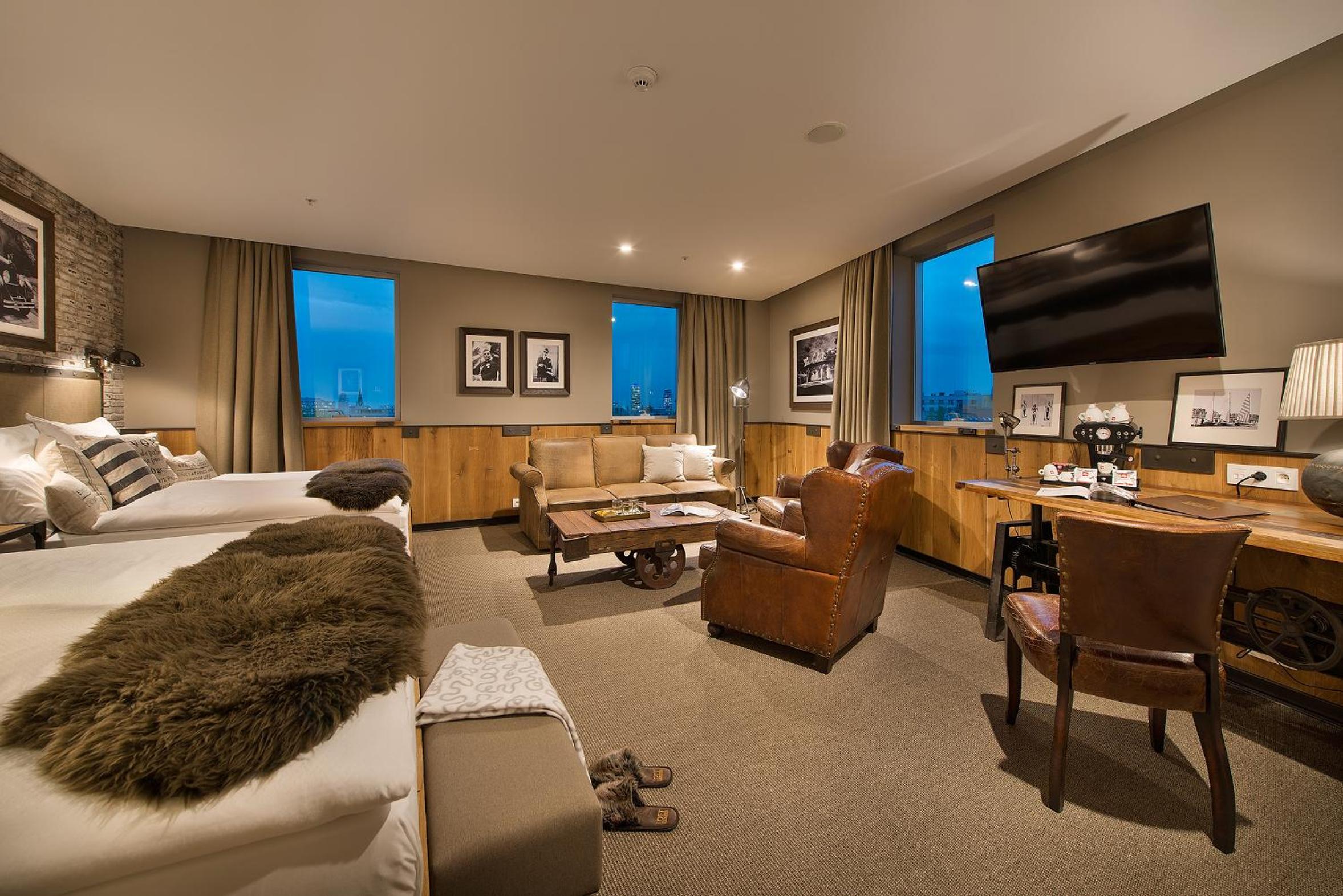 Premium Family Room - Photo 6