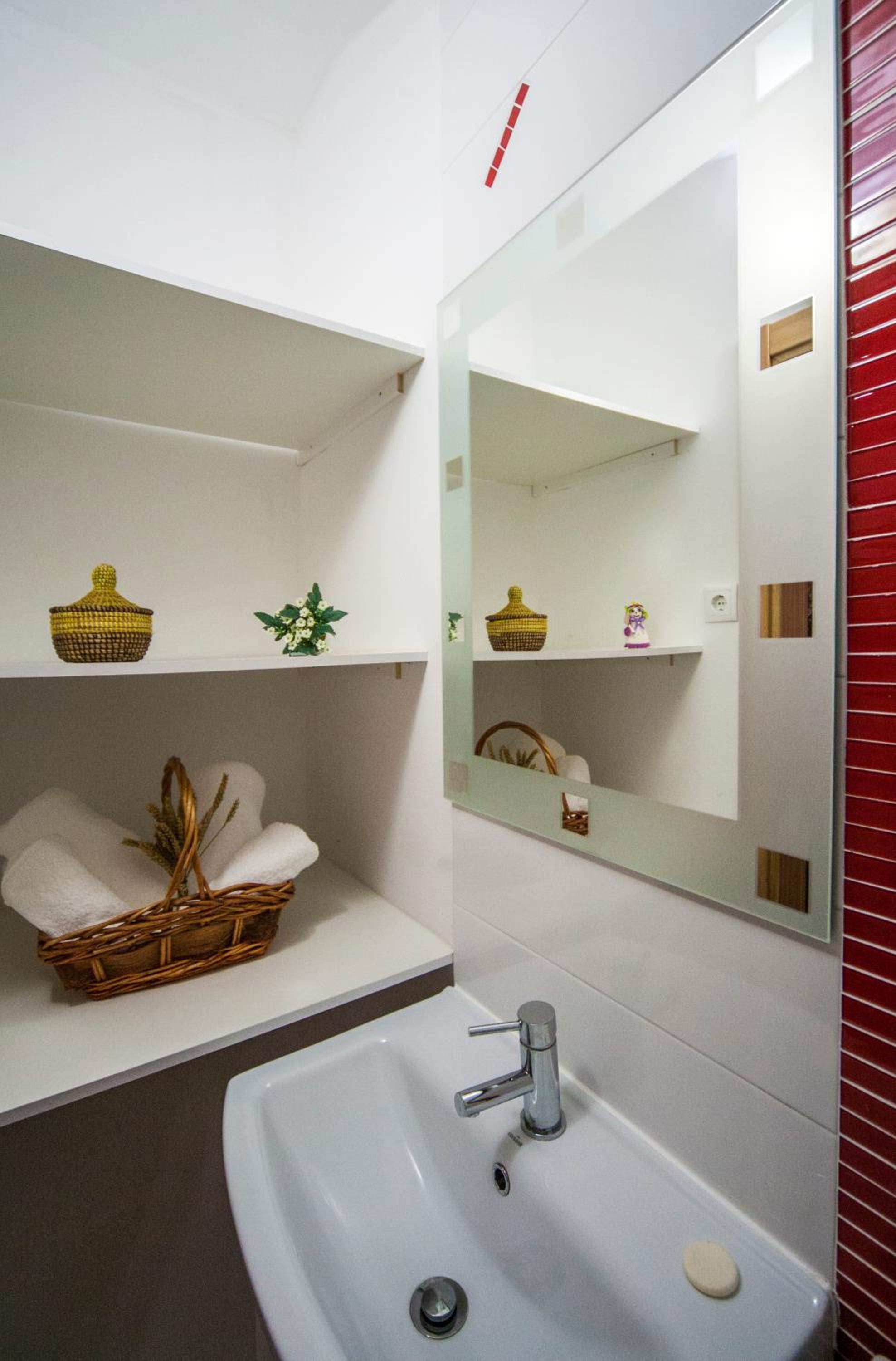 One-Bedroom House - Photo 7