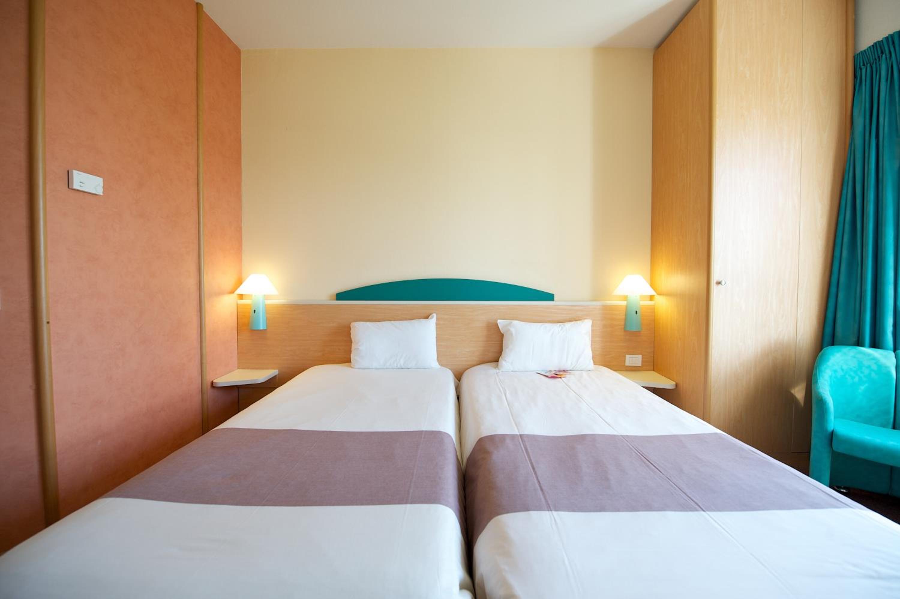 Standard Twin Room - Photo 2