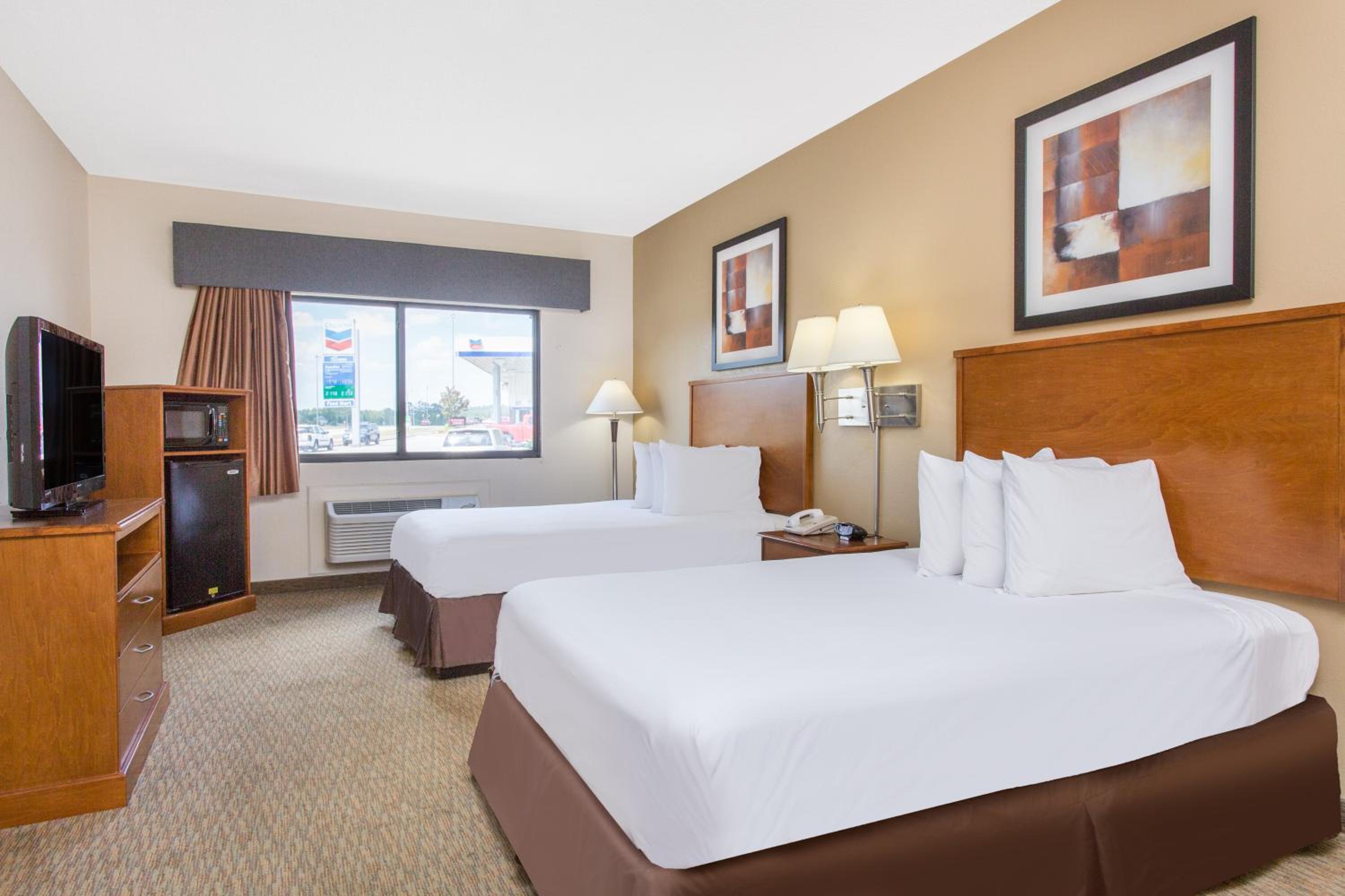 Queen Room with Two Queen Beds - Non-Smoking - Photo 2