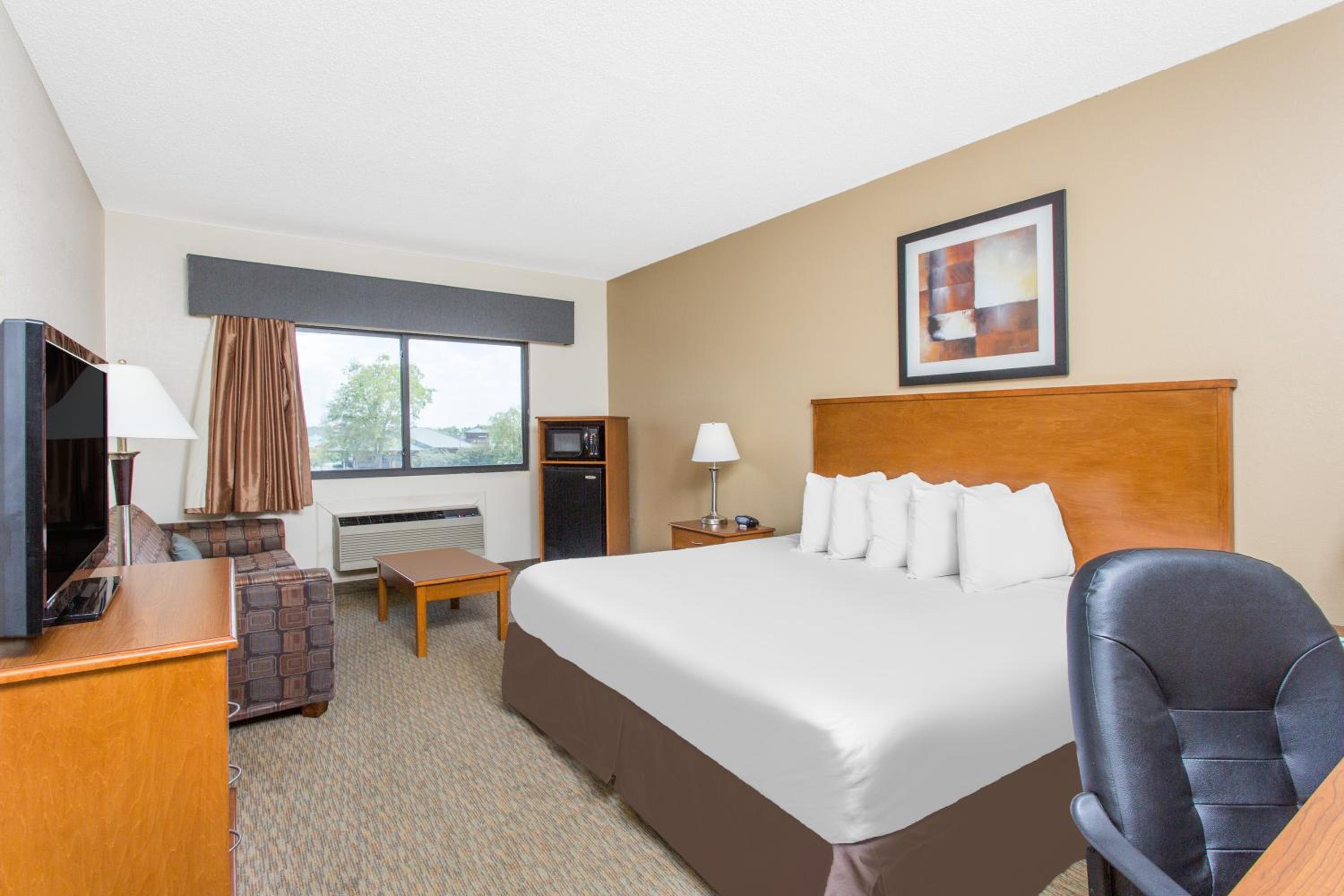 King Room - Non-Smoking - Photo 3