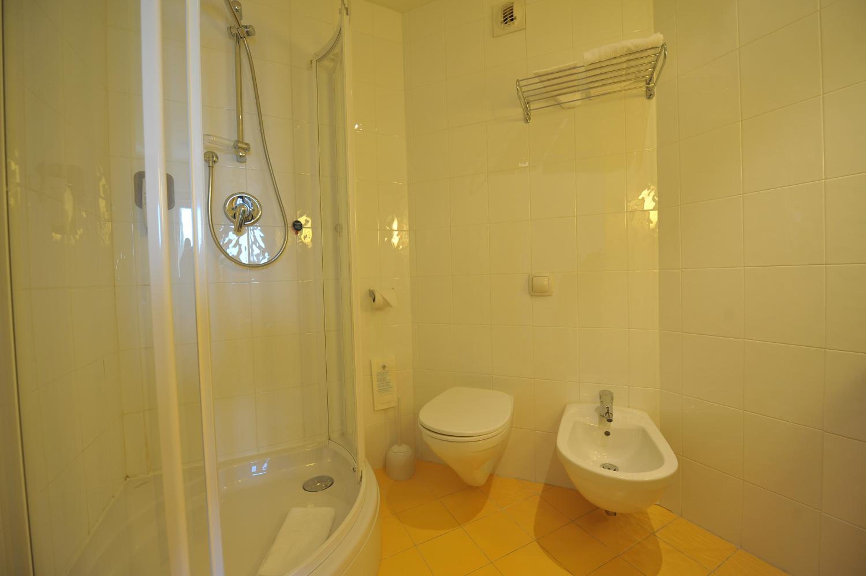 Standard Twin Room - Photo 3