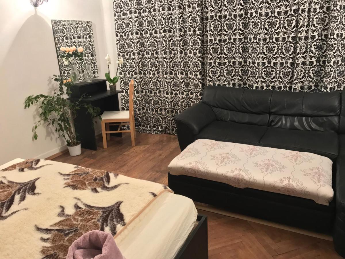 Deluxe Double Room (2 Adults + 1 Child) with Shared Bathroom