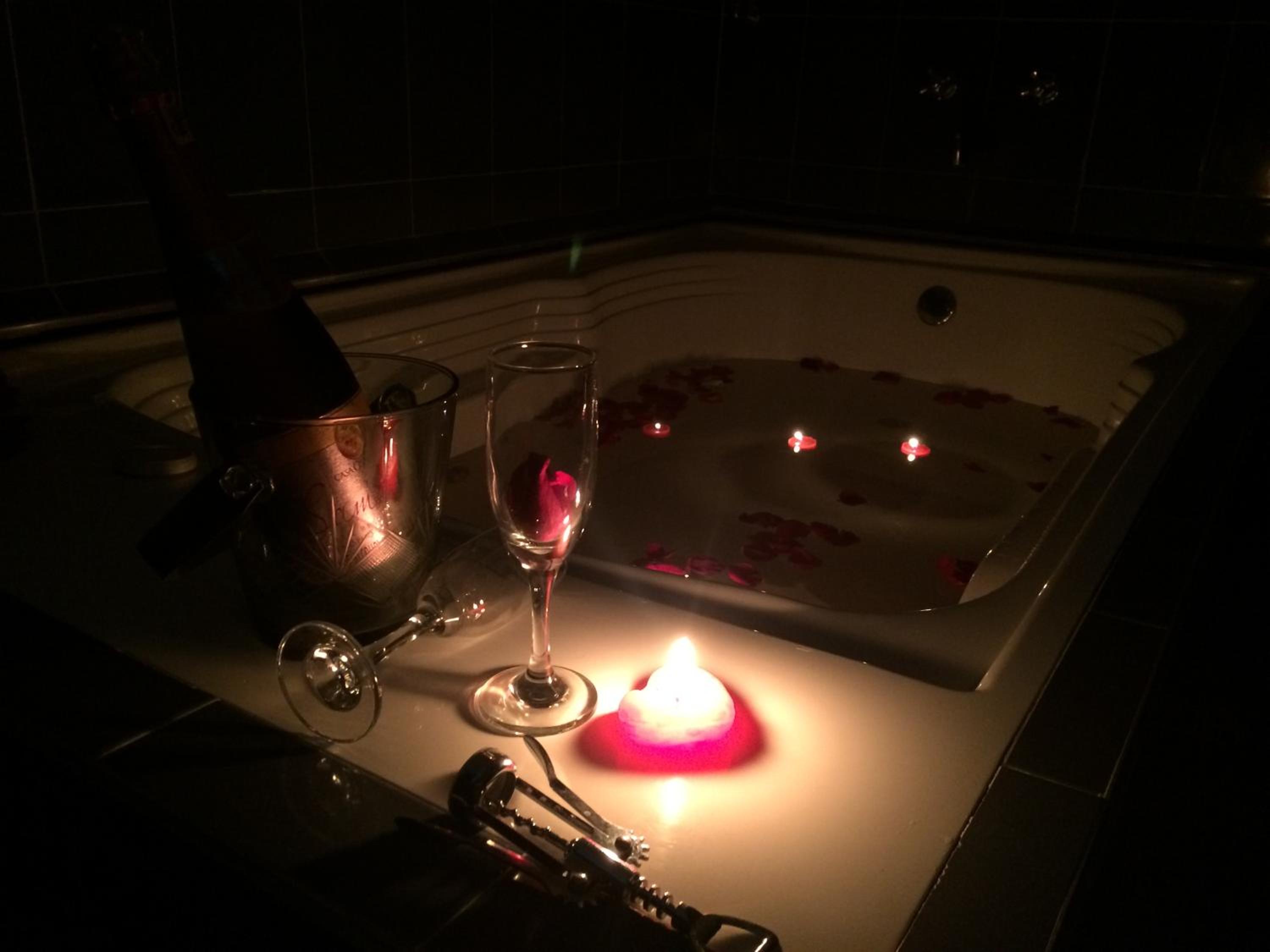 Queen Suite with Spa Bath photo 2