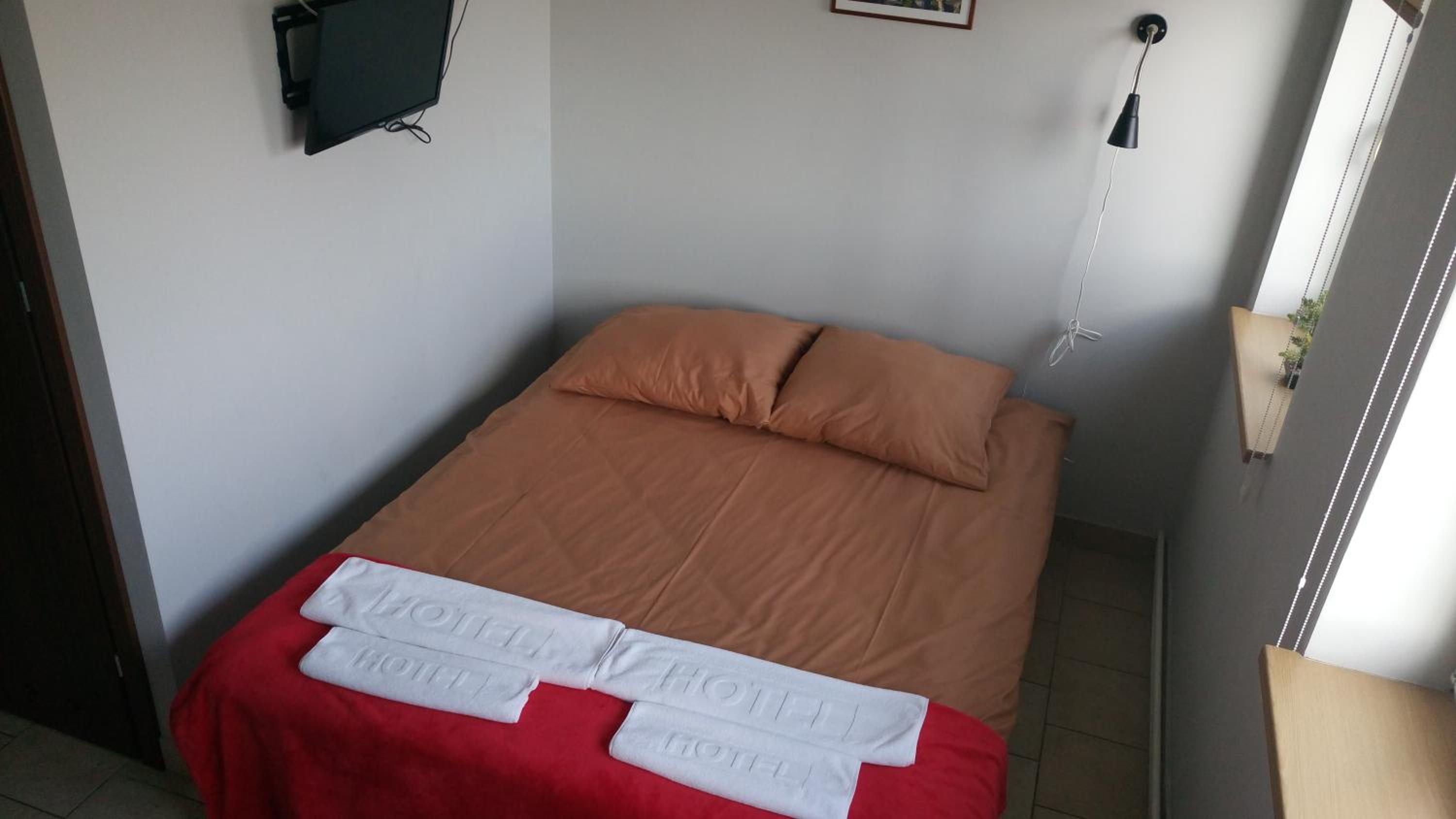 Standard Double or Twin Room - Photo 6