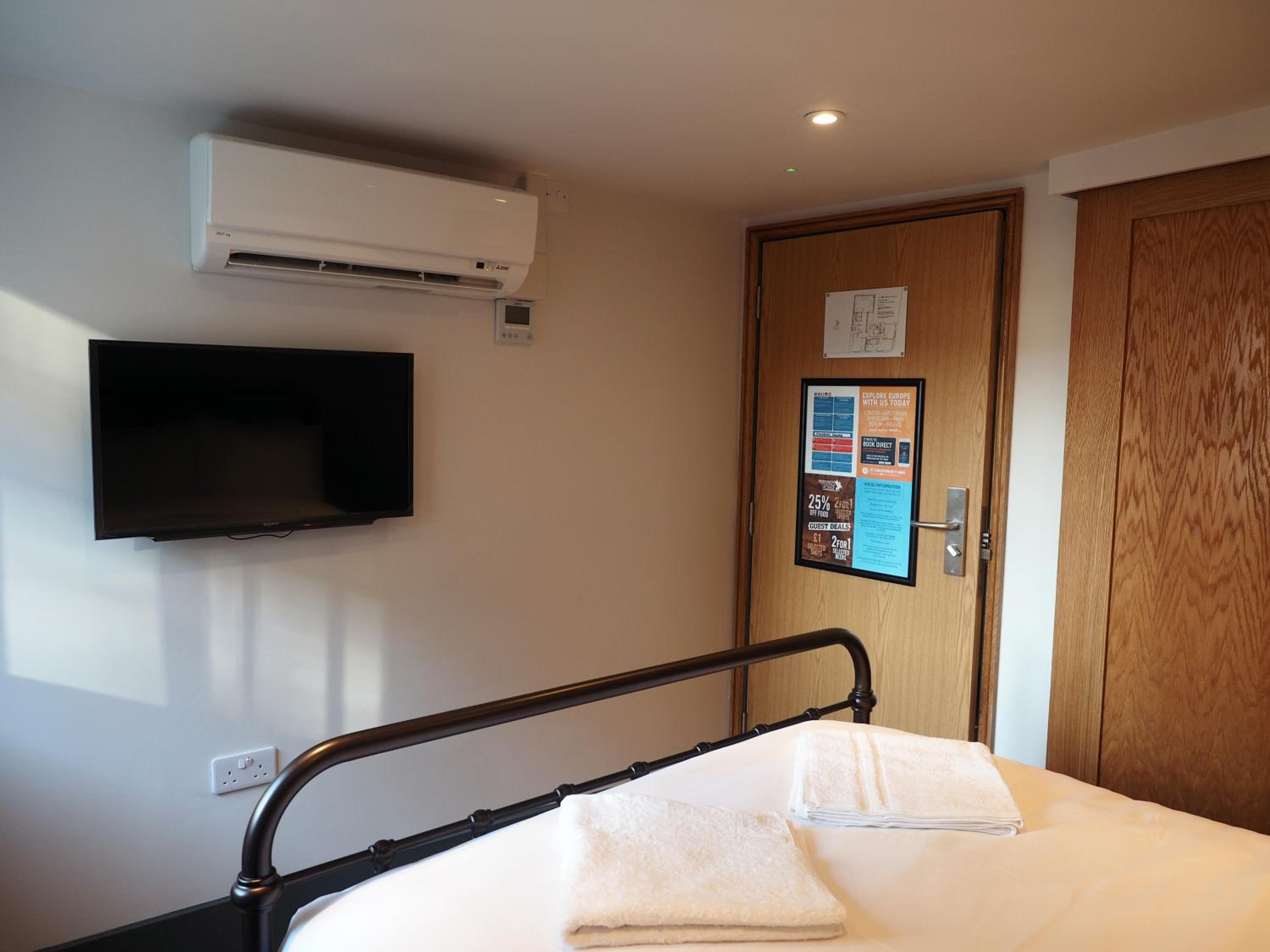 Single Room with Private Bathroom photo 3