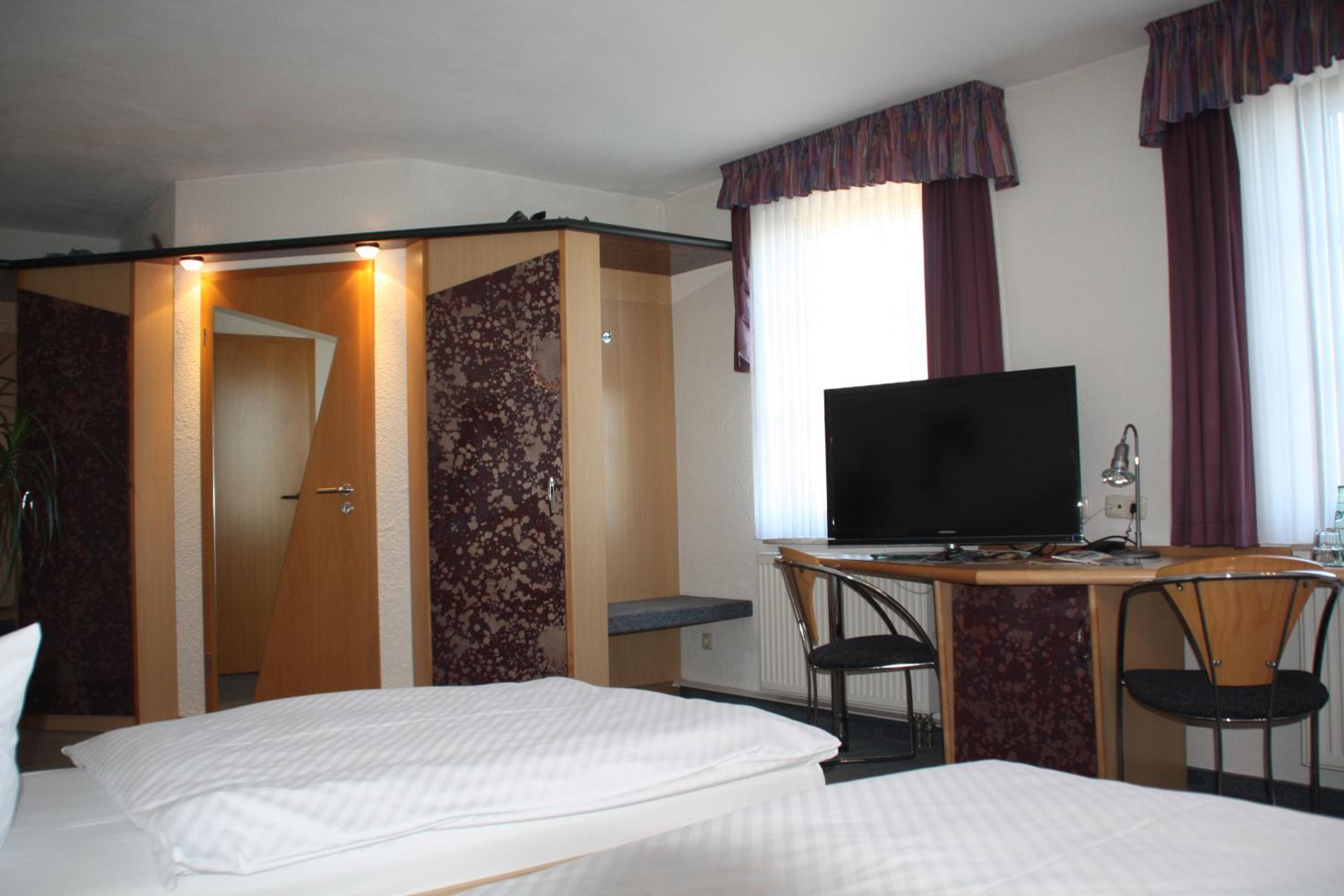 Double Room with Private Bathroom - Photo 2