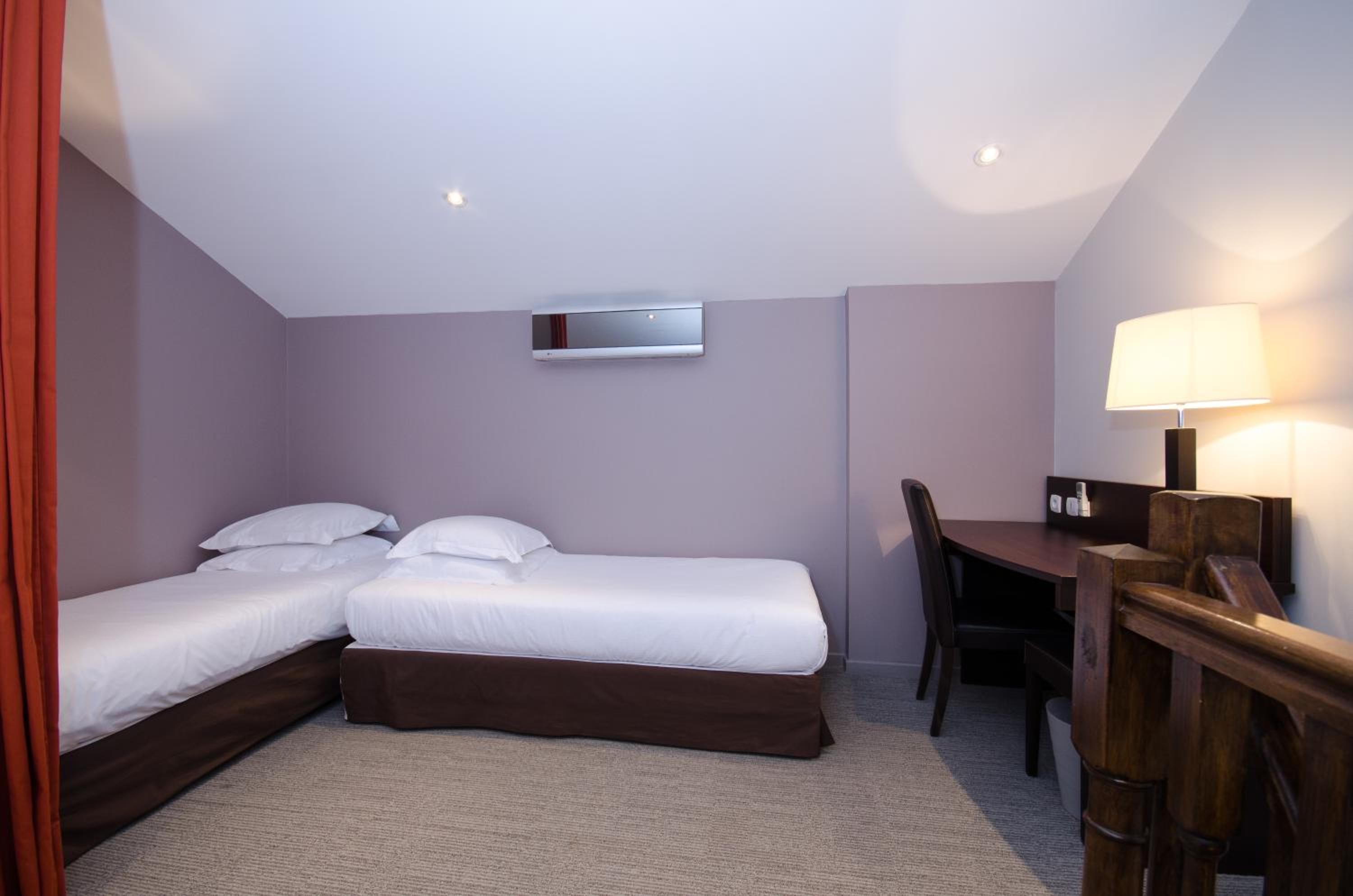 Family Room with One Queen Bed and Two Single Beds - Duplex/Non-Smoking - Photo 7
