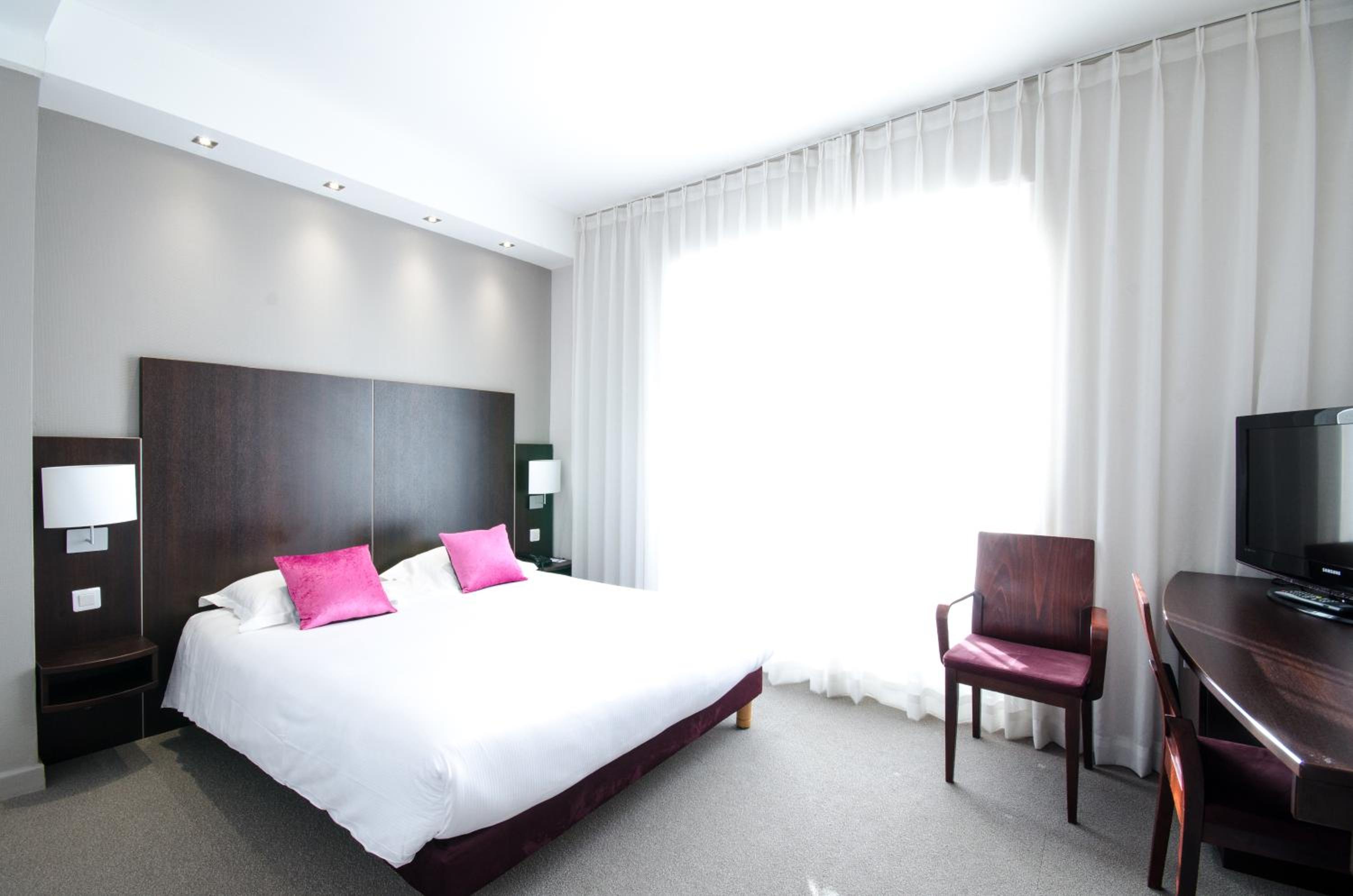 Comfort Queen Room - Non-Smoking  - Photo 9