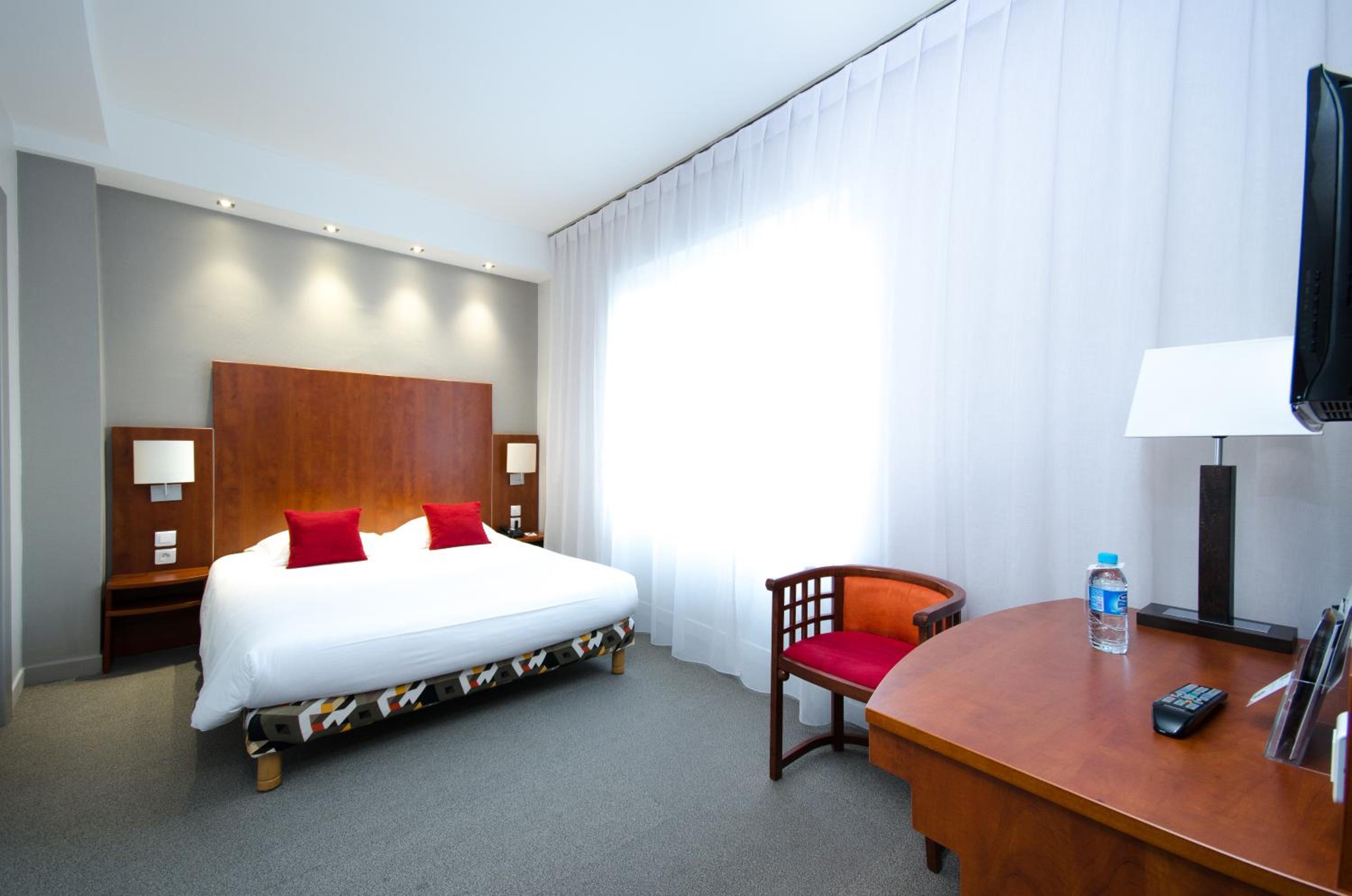 Comfort Queen Room - Non-Smoking  - Photo 11