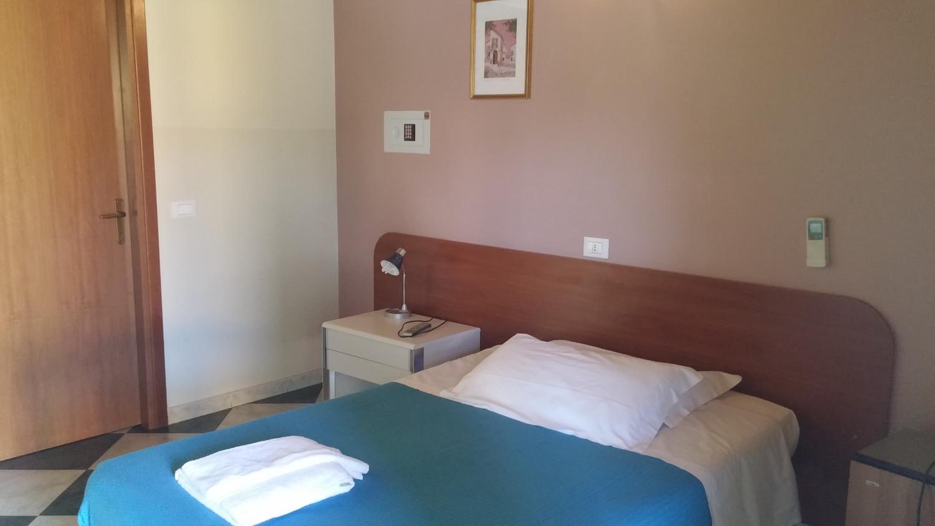 Standard Single Room with Shower photo 2