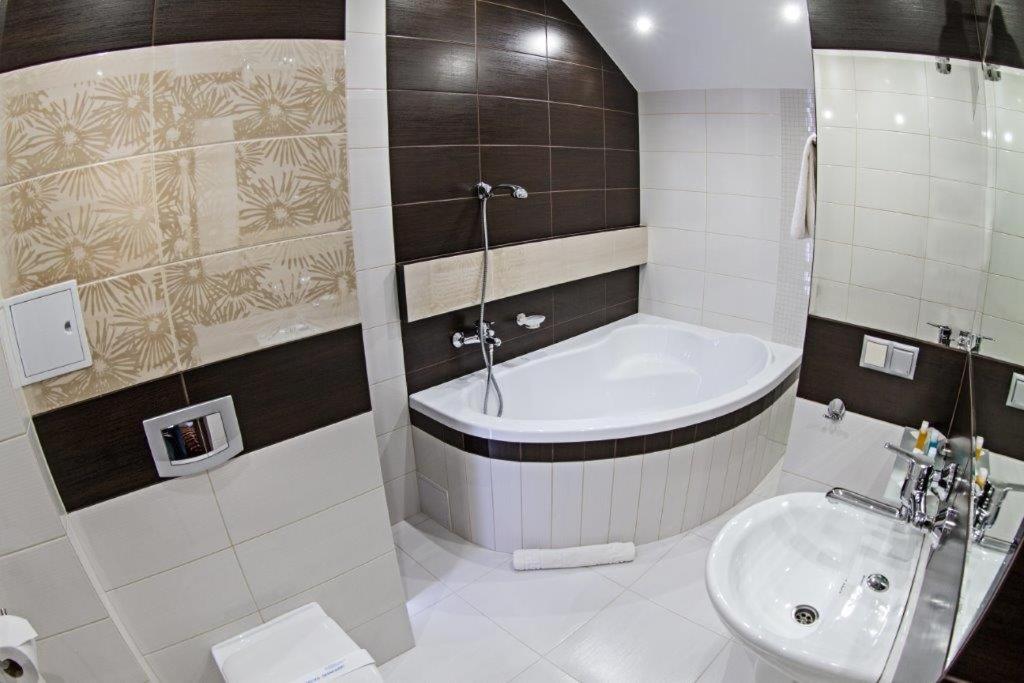 Large Double Room - Photo 3