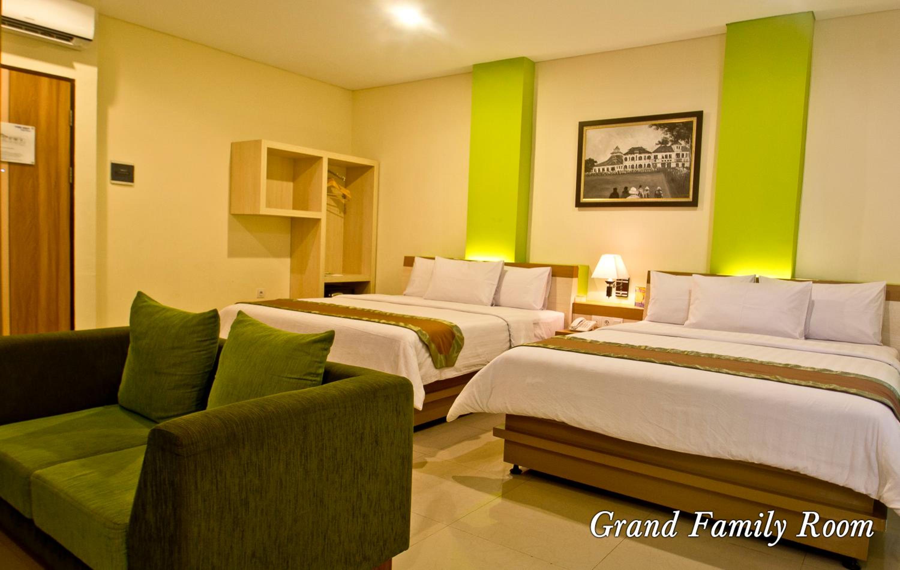 Grand Family Room photo 2