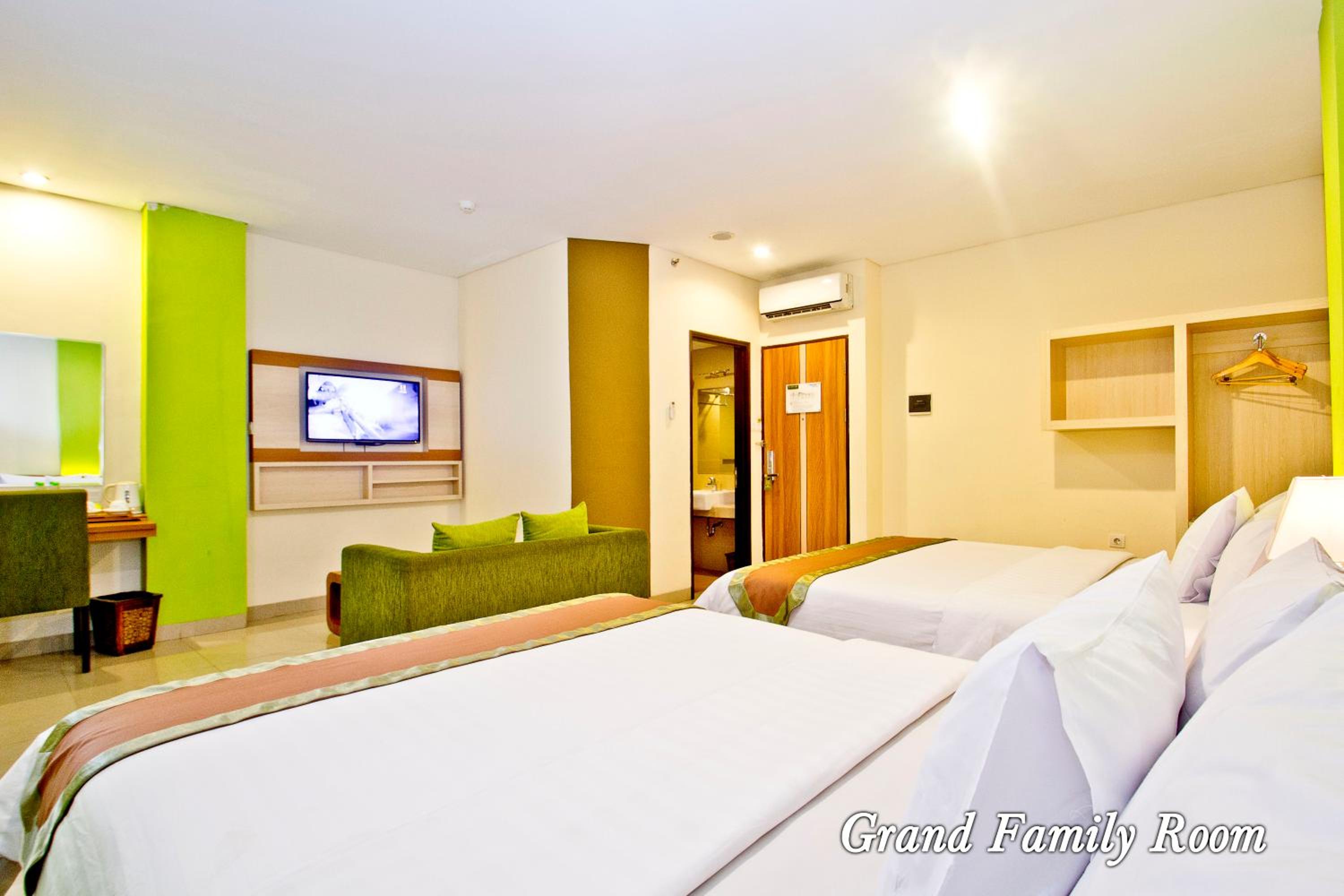 Grand Family Room photo 3