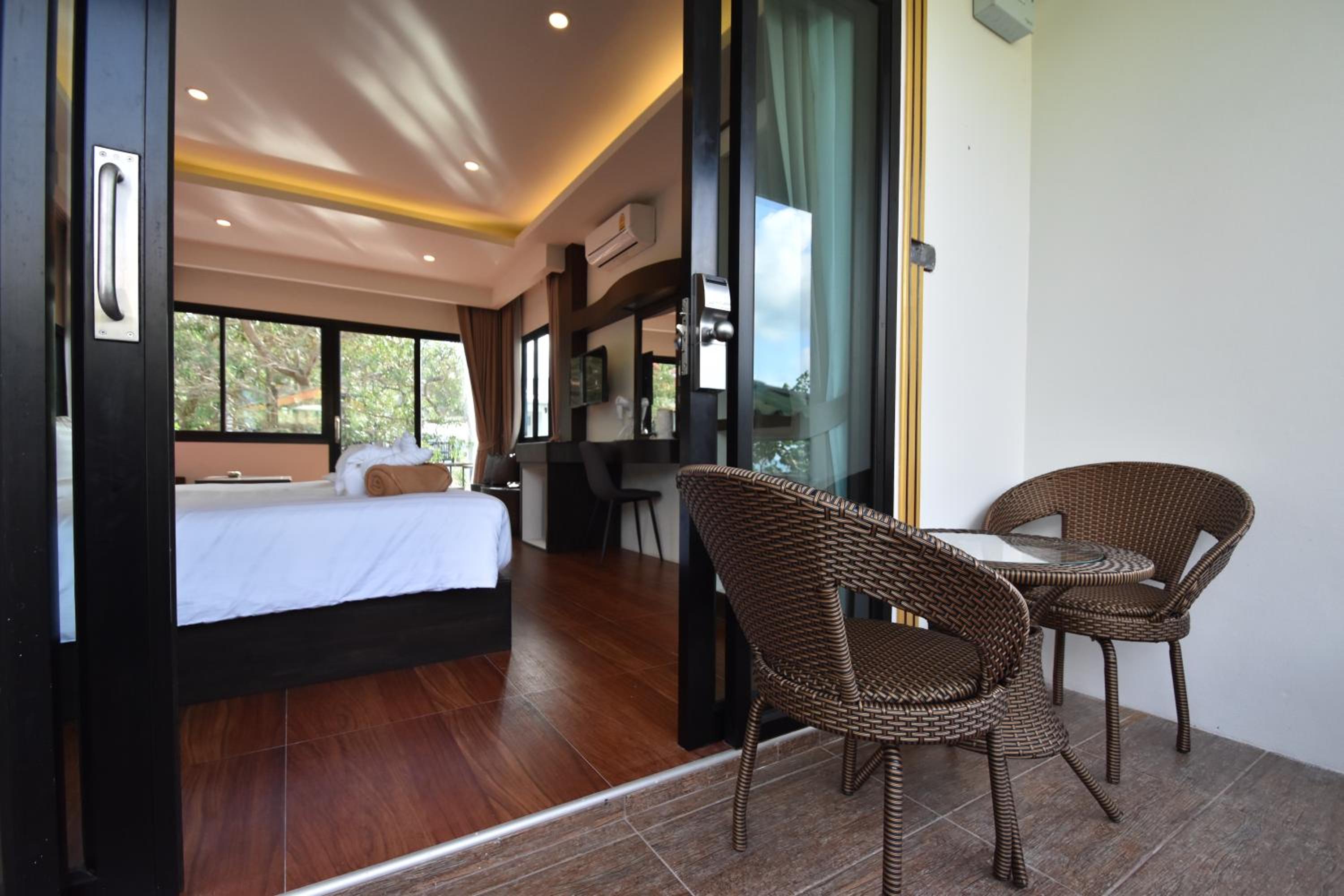 Superior Double or Twin Room with Pool View - Photo 8