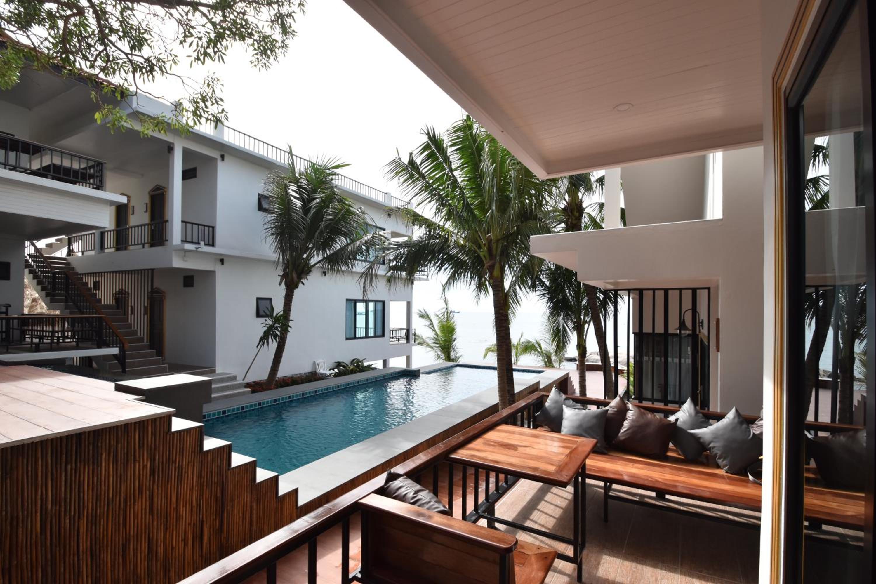 Superior Double or Twin Room with Pool View - Photo 6