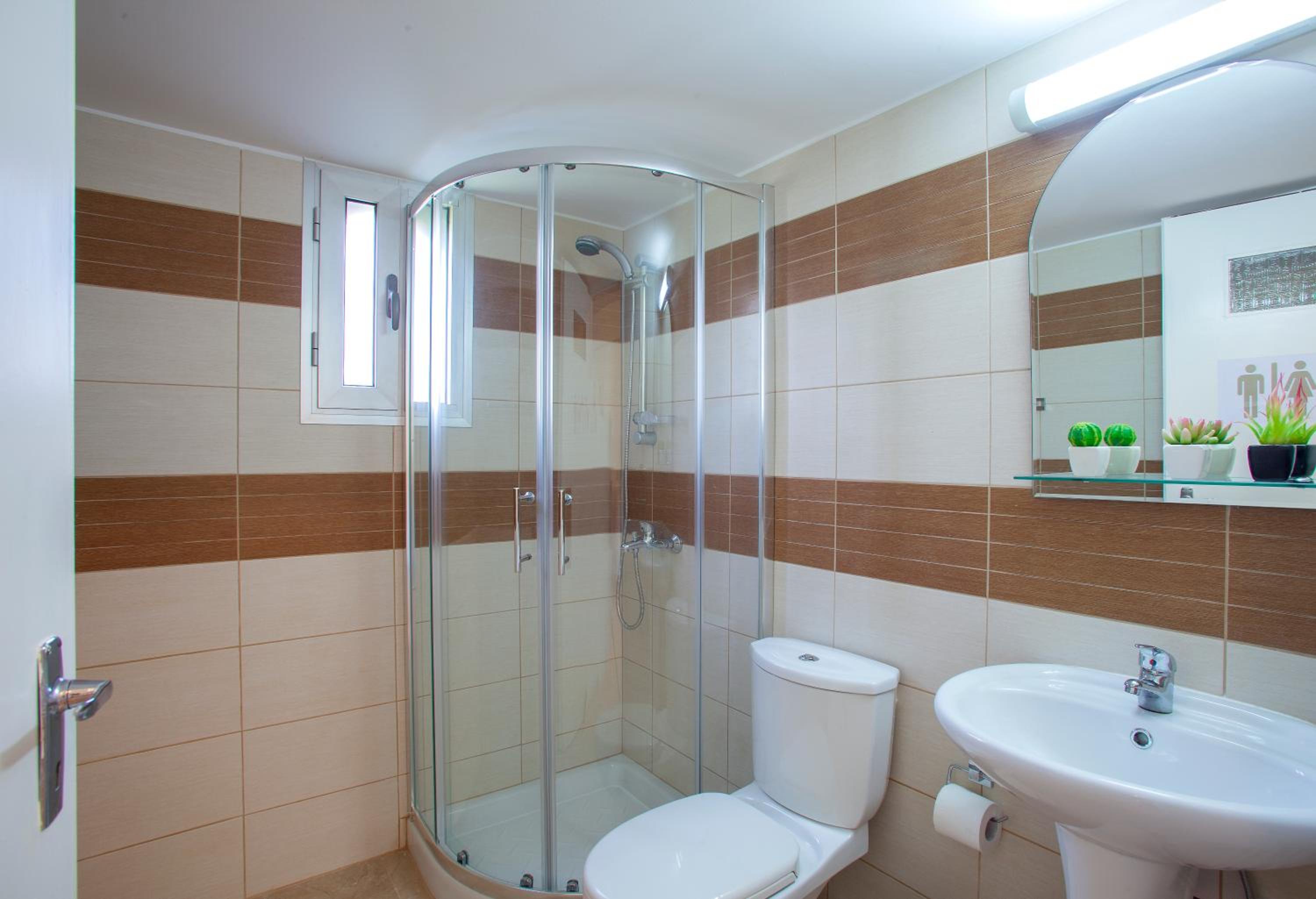 Classic One Bedroom Apartment A203 photo 2