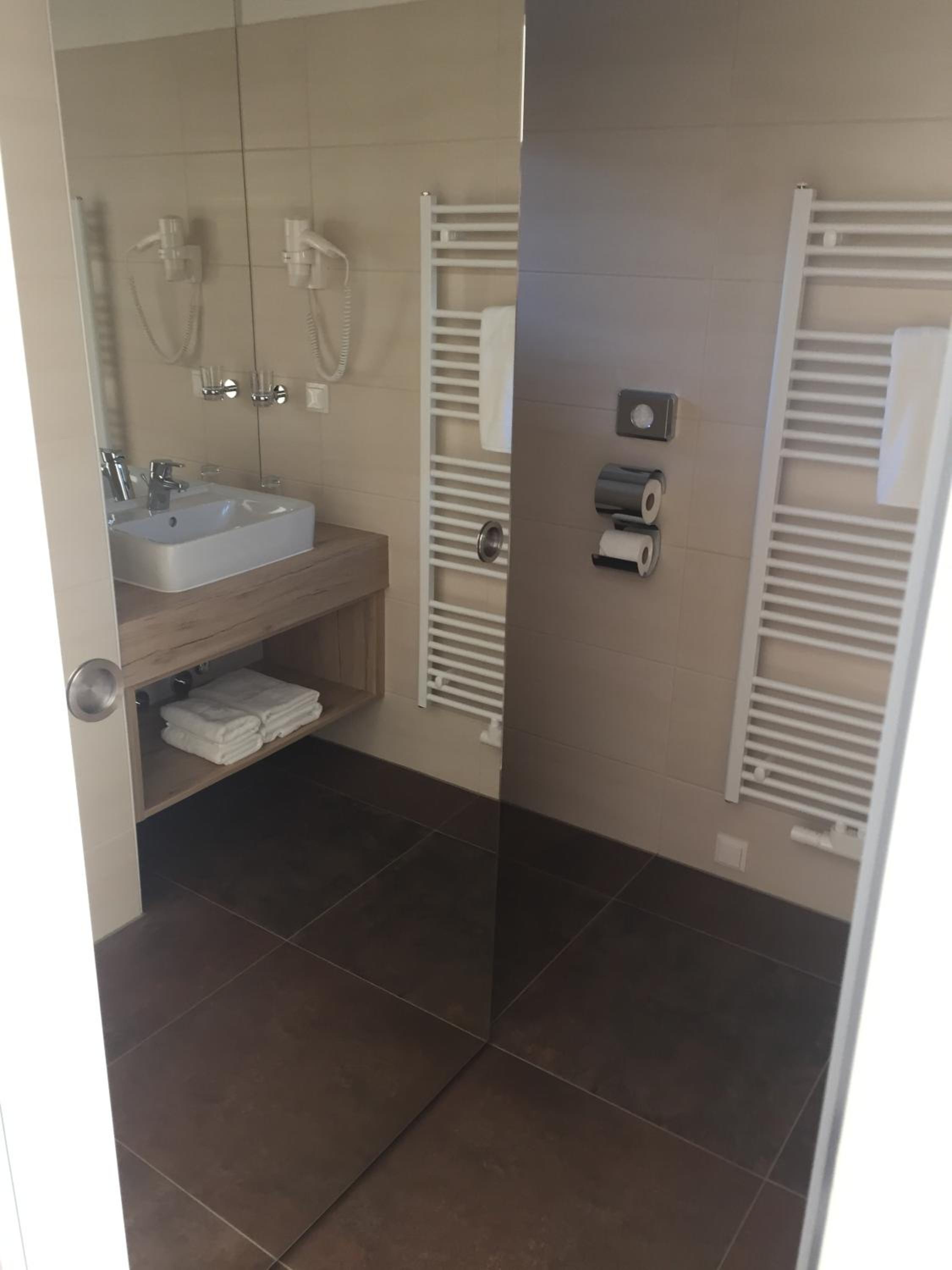Deluxe Double or Twin Room with Balcony - Photo 8