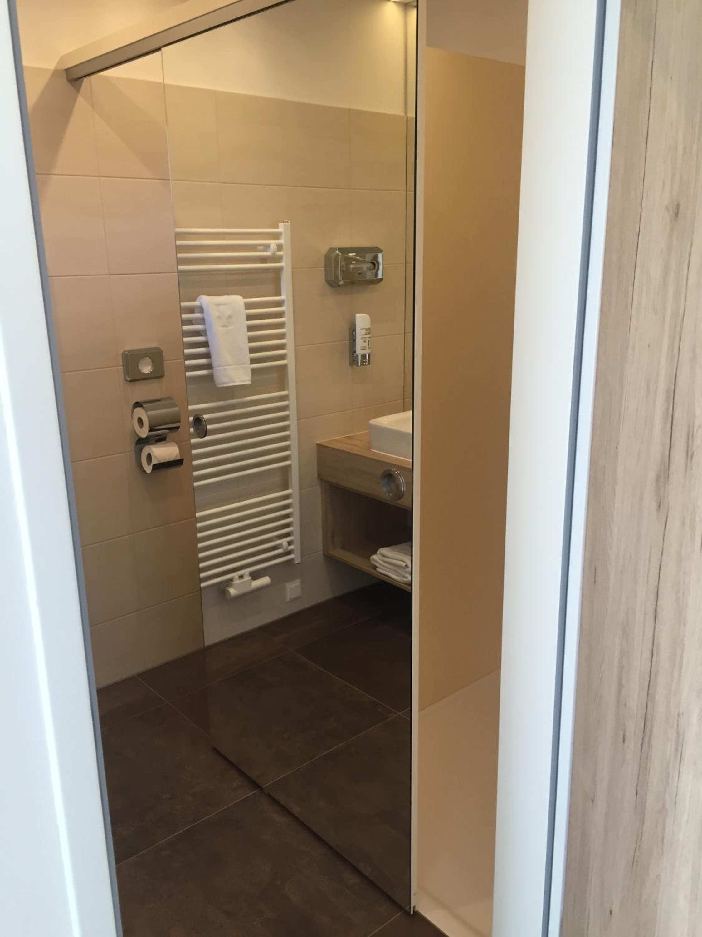 Deluxe Double or Twin Room with Balcony - Photo 10