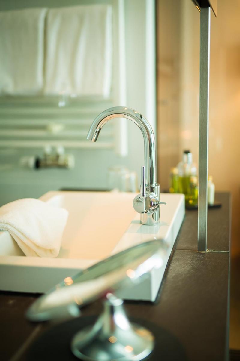 Double Room with Lake View - Photo 6