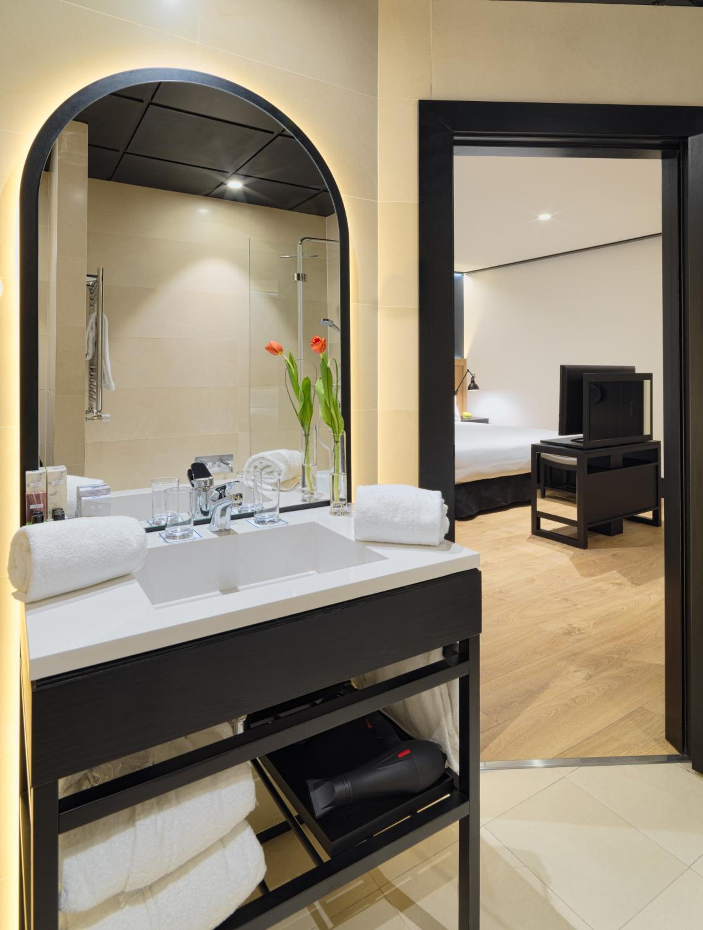 Deluxe Room (2 Adults + 1 Child)