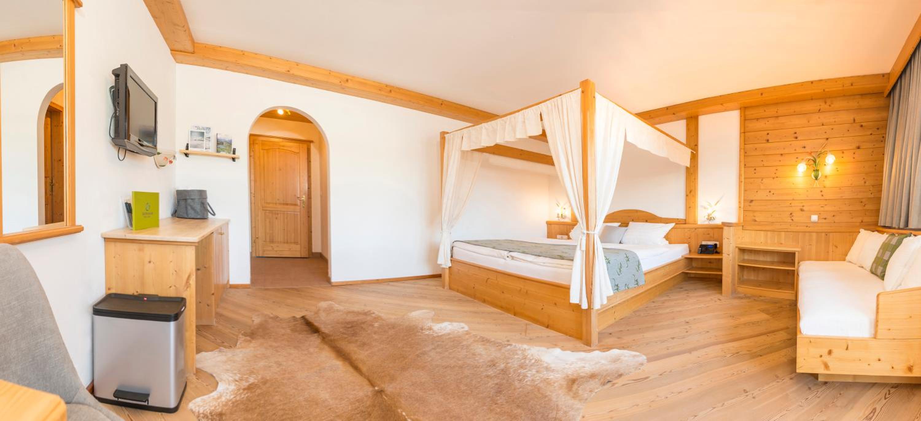 Double Room with Four Poster Bed - Photo 1